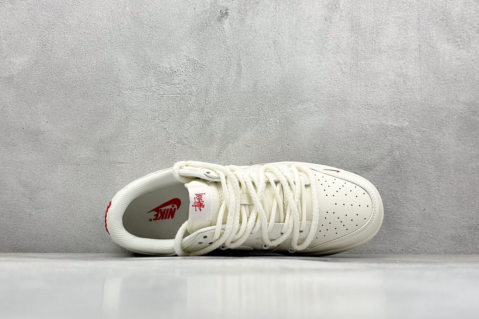 图片[3]-Nike SB Dunk Low x Stussy 白红小钩绑带 纯原大厂出品 极力推荐 原装头层材料 独家版型蒸餾加工 帶來的是更好的视觉和脚感体验 大厂纯原品质出货 清洁度 电绣工艺 皮料切割干净无任何毛边 细节完美 货号：SJ2068 259 尺码：36 36.5 37.5 38 38.5 39 40 40.5 41 42 42.5 43 44 44.5 45-选品中心