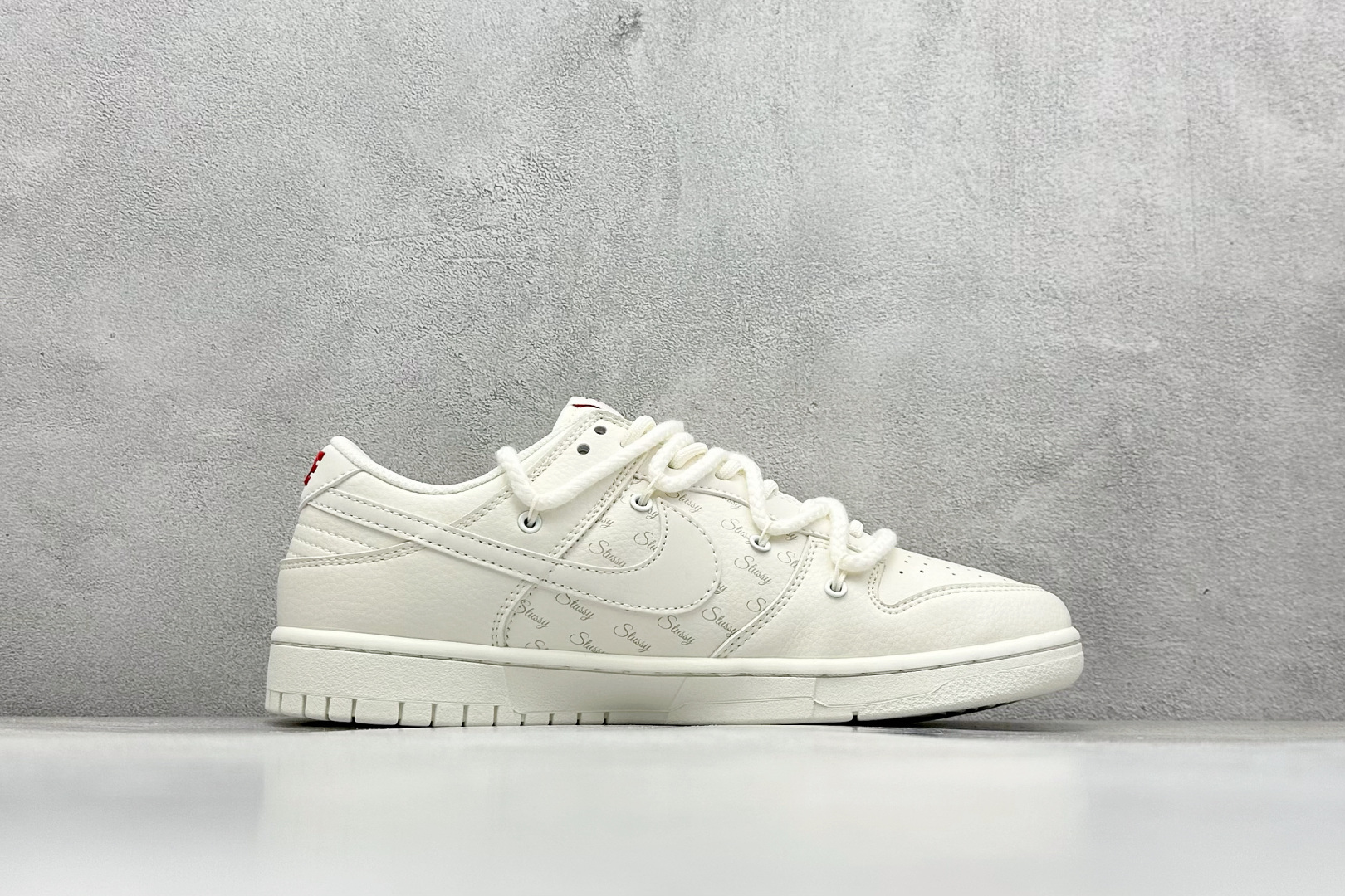 图片[2]-Nike SB Dunk Low x Stussy 白红小钩绑带 纯原大厂出品 极力推荐 原装头层材料 独家版型蒸餾加工 帶來的是更好的视觉和脚感体验 大厂纯原品质出货 清洁度 电绣工艺 皮料切割干净无任何毛边 细节完美 货号：SJ2068 259 尺码：36 36.5 37.5 38 38.5 39 40 40.5 41 42 42.5 43 44 44.5 45-选品中心