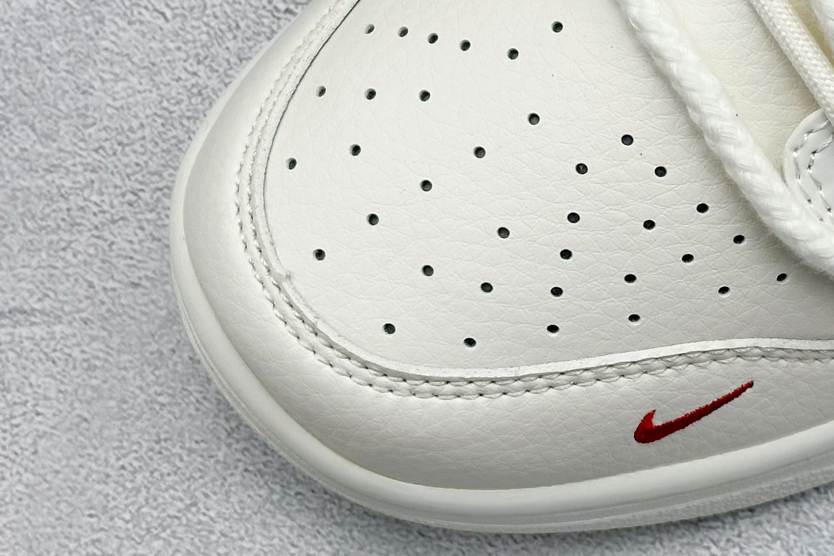 图片[7]-Nike SB Dunk Low x Stussy 白红小钩绑带 纯原大厂出品 极力推荐 原装头层材料 独家版型蒸餾加工 帶來的是更好的视觉和脚感体验 大厂纯原品质出货 清洁度 电绣工艺 皮料切割干净无任何毛边 细节完美 货号：SJ2068 259 尺码：36 36.5 37.5 38 38.5 39 40 40.5 41 42 42.5 43 44 44.5 45-选品中心