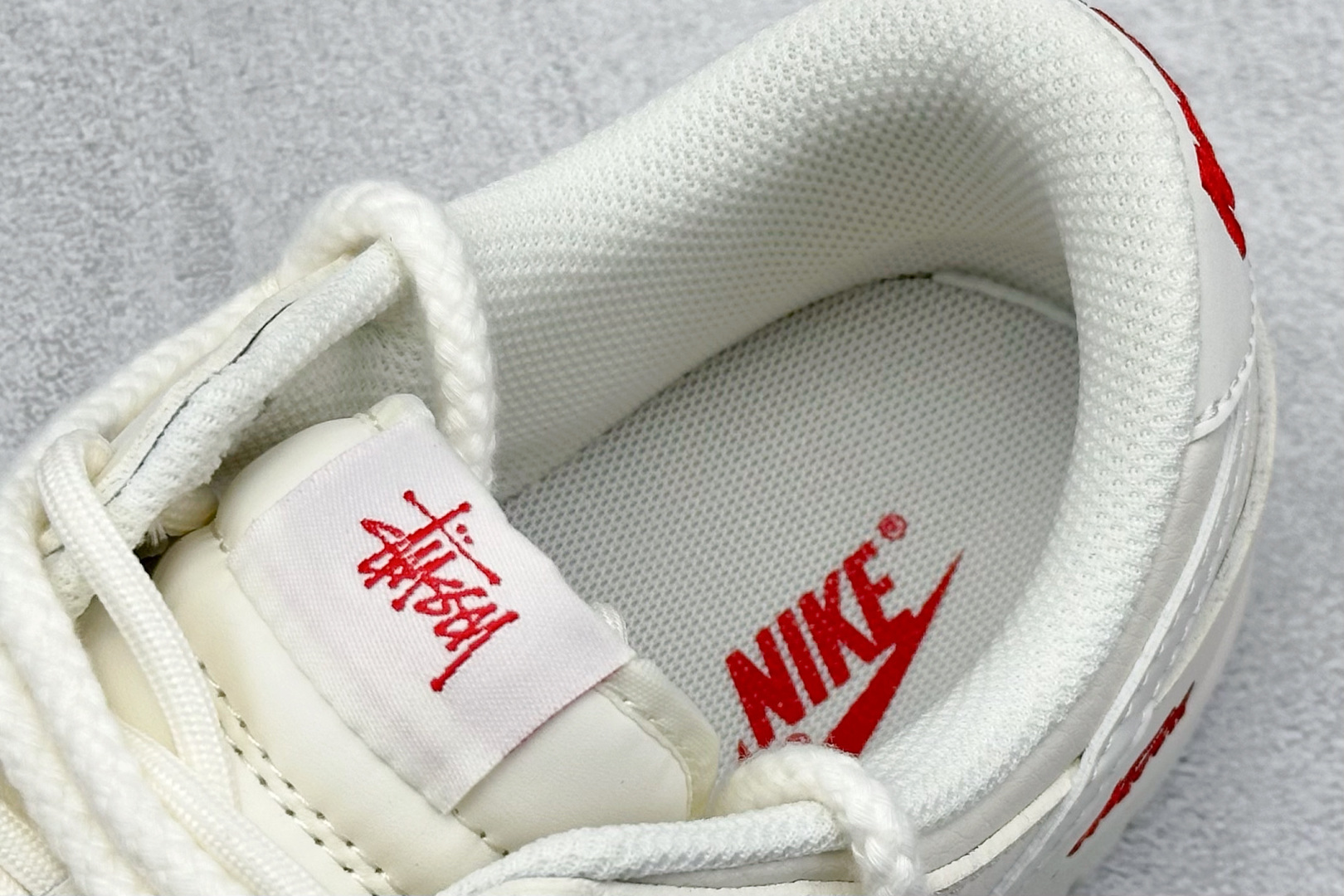 图片[8]-Nike SB Dunk Low x Stussy 白红小钩绑带 纯原大厂出品 极力推荐 原装头层材料 独家版型蒸餾加工 帶來的是更好的视觉和脚感体验 大厂纯原品质出货 清洁度 电绣工艺 皮料切割干净无任何毛边 细节完美 货号：SJ2068 259 尺码：36 36.5 37.5 38 38.5 39 40 40.5 41 42 42.5 43 44 44.5 45-选品中心