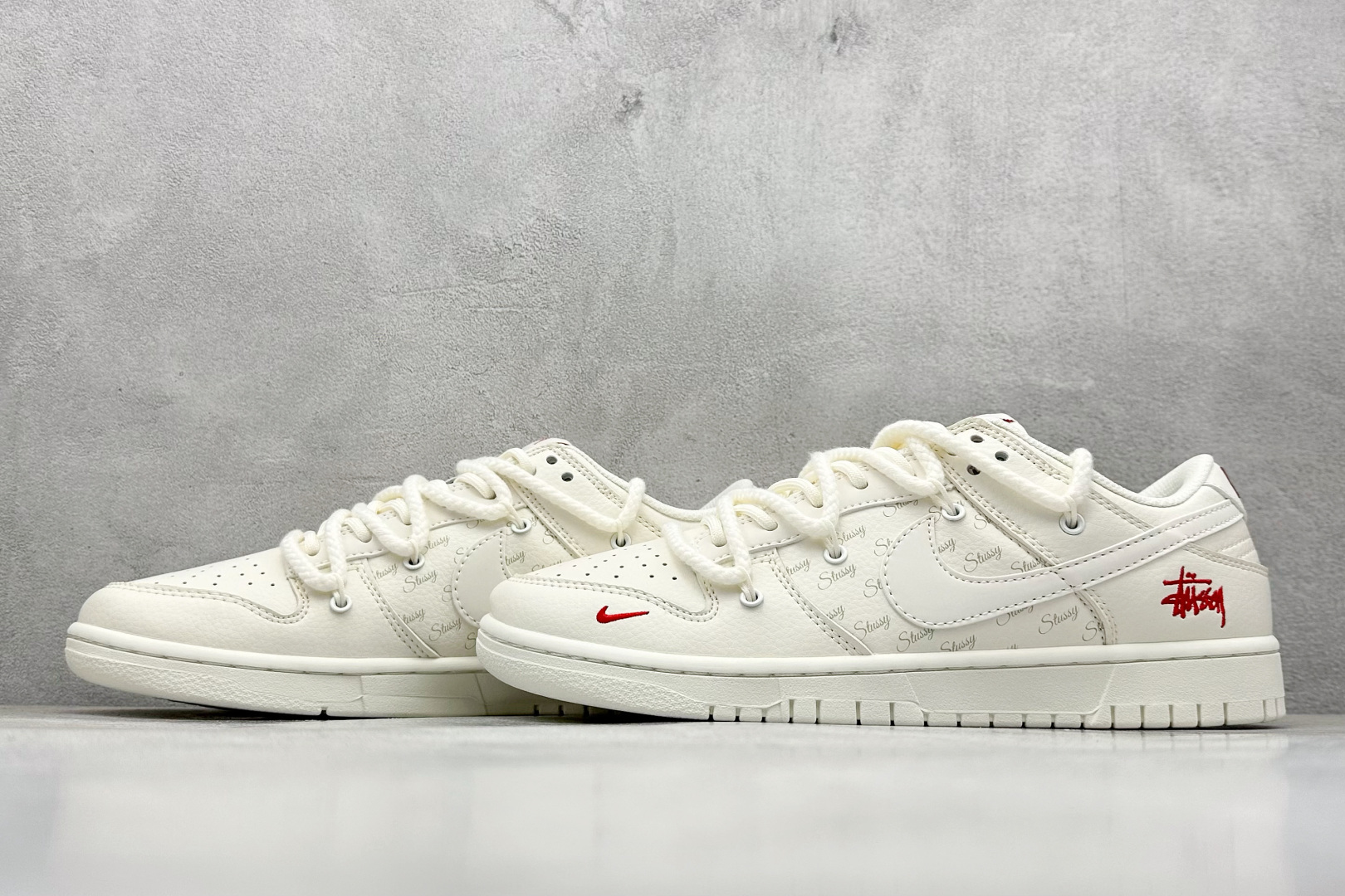 图片[5]-Nike SB Dunk Low x Stussy 白红小钩绑带 纯原大厂出品 极力推荐 原装头层材料 独家版型蒸餾加工 帶來的是更好的视觉和脚感体验 大厂纯原品质出货 清洁度 电绣工艺 皮料切割干净无任何毛边 细节完美 货号：SJ2068 259 尺码：36 36.5 37.5 38 38.5 39 40 40.5 41 42 42.5 43 44 44.5 45-选品中心