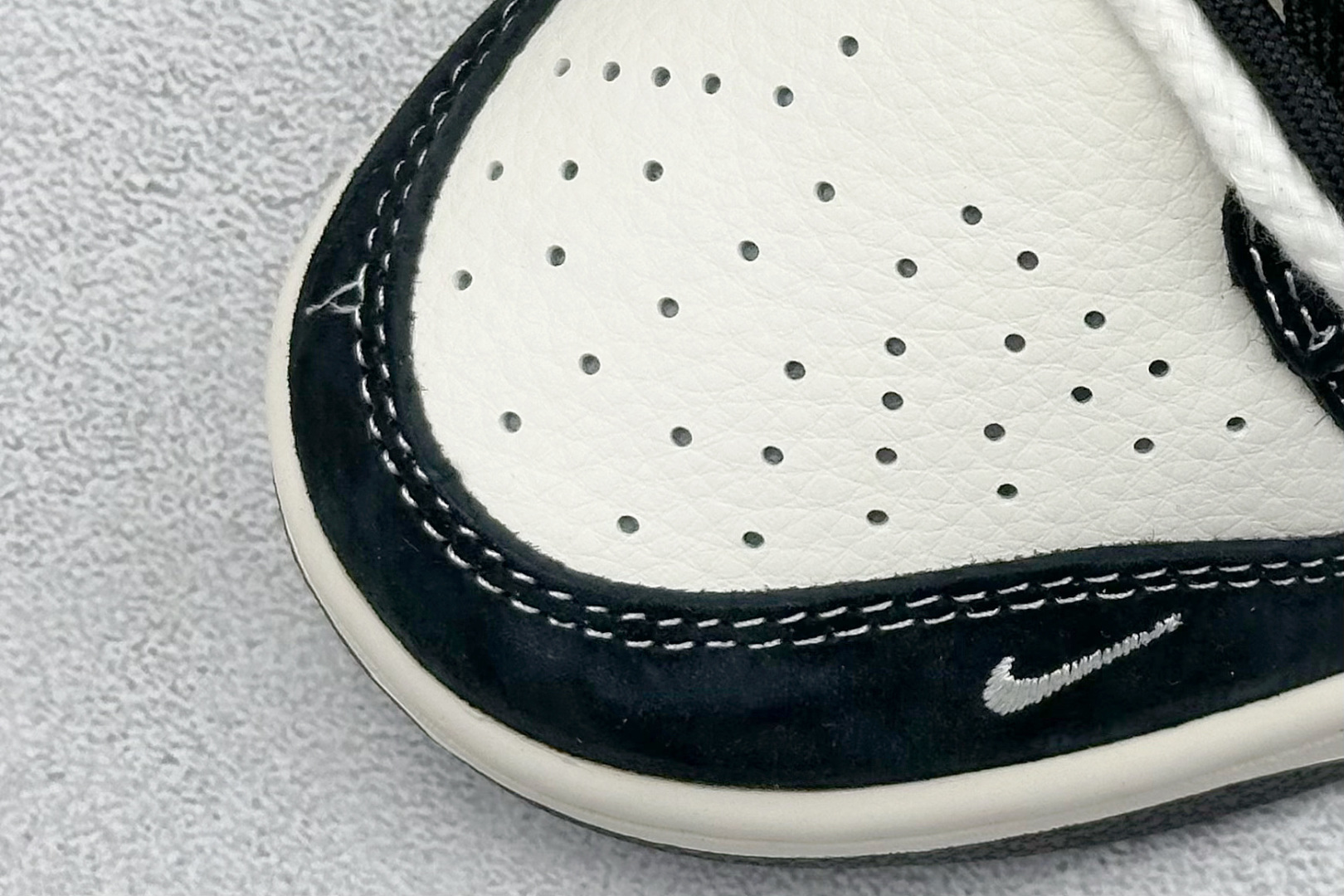 图片[7]-Nike SB Dunk Low x Stussy 白黑翻毛绑带 纯原大厂出品 极力推荐 原装头层材料 独家版型蒸餾加工 帶來的是更好的视觉和脚感体验 大厂纯原品质出货 清洁度 电绣工艺 皮料切割干净无任何毛边 细节完美 货号：SJ2068 252 尺码：36 36.5 37.5 38 38.5 39 40 40.5 41 42 42.5 43 44 44.5 45-选品中心