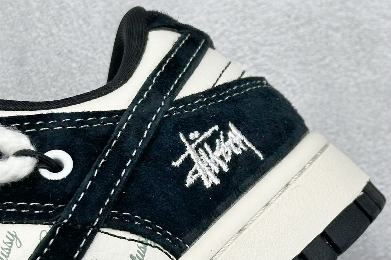 图片[9]-Nike SB Dunk Low x Stussy 白黑翻毛绑带 纯原大厂出品 极力推荐 原装头层材料 独家版型蒸餾加工 帶來的是更好的视觉和脚感体验 大厂纯原品质出货 清洁度 电绣工艺 皮料切割干净无任何毛边 细节完美 货号：SJ2068 252 尺码：36 36.5 37.5 38 38.5 39 40 40.5 41 42 42.5 43 44 44.5 45-选品中心