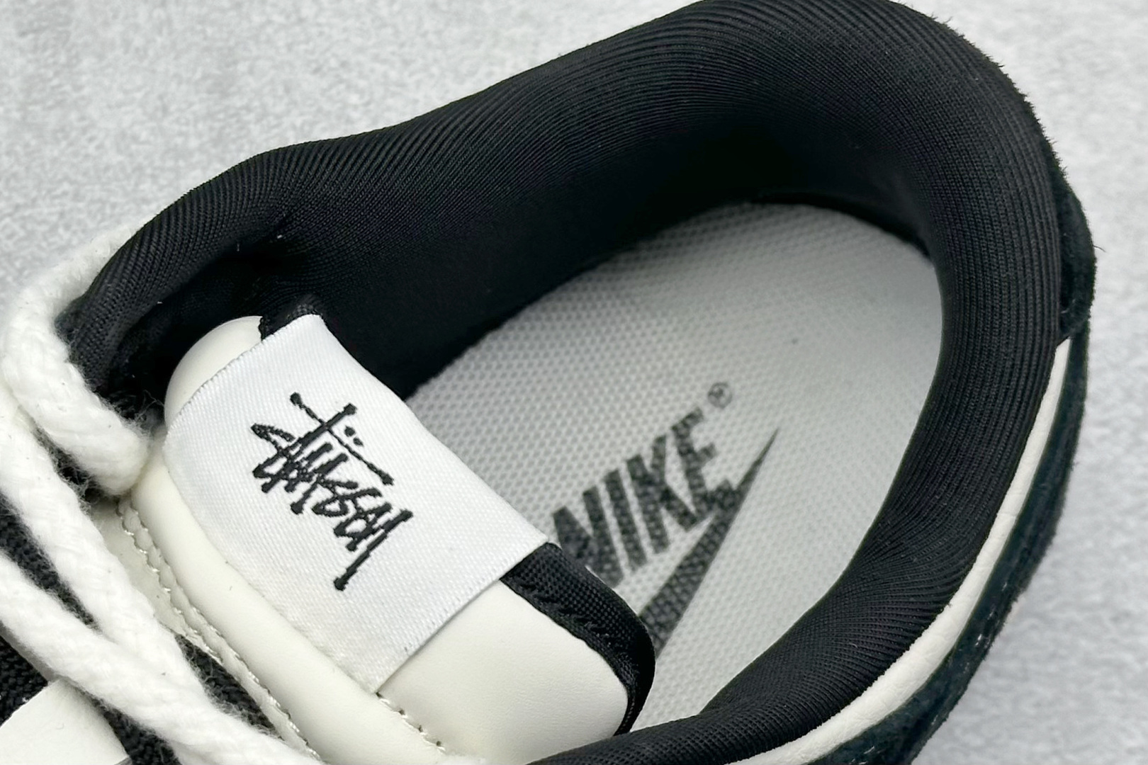 图片[8]-Nike SB Dunk Low x Stussy 白黑翻毛绑带 纯原大厂出品 极力推荐 原装头层材料 独家版型蒸餾加工 帶來的是更好的视觉和脚感体验 大厂纯原品质出货 清洁度 电绣工艺 皮料切割干净无任何毛边 细节完美 货号：SJ2068 252 尺码：36 36.5 37.5 38 38.5 39 40 40.5 41 42 42.5 43 44 44.5 45-选品中心