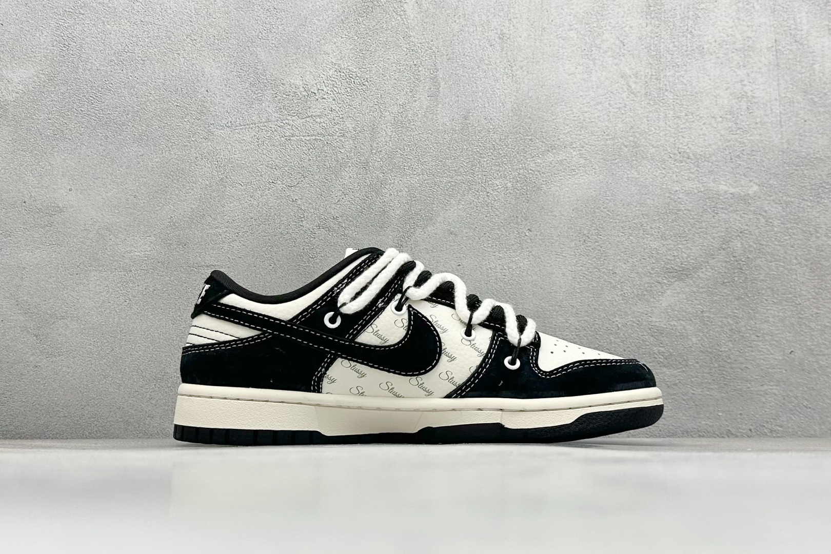 图片[2]-Nike SB Dunk Low x Stussy 白黑翻毛绑带 纯原大厂出品 极力推荐 原装头层材料 独家版型蒸餾加工 帶來的是更好的视觉和脚感体验 大厂纯原品质出货 清洁度 电绣工艺 皮料切割干净无任何毛边 细节完美 货号：SJ2068 252 尺码：36 36.5 37.5 38 38.5 39 40 40.5 41 42 42.5 43 44 44.5 45-选品中心