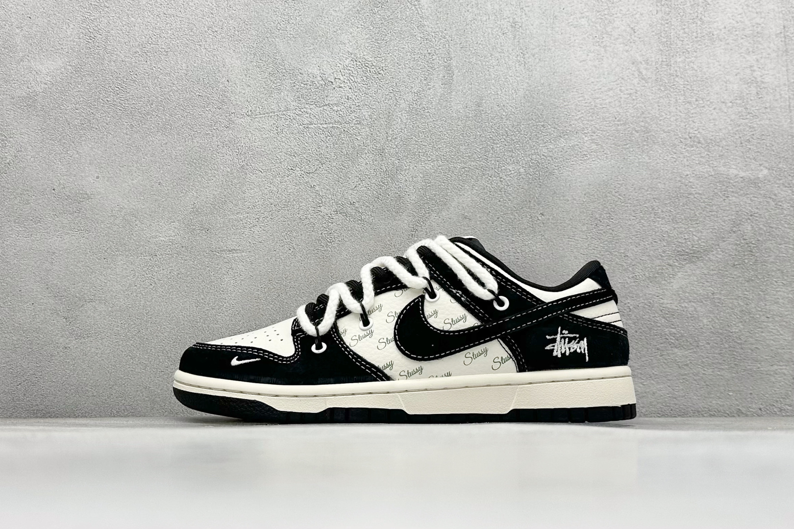 Nike SB Dunk Low x Stussy 白黑翻毛绑带 纯原大厂出品 极力推荐 原装头层材料 独家版型蒸餾加工 帶來的是更好的视觉和脚感体验 大厂纯原品质出货 清洁度 电绣工艺 皮料切割干净无任何毛边 细节完美 货号:SJ2068 252 尺码:36 36.5 37.5 38 38.5 39 40 40.5 41 42 42.5 43 44 44.5 45-选品中心