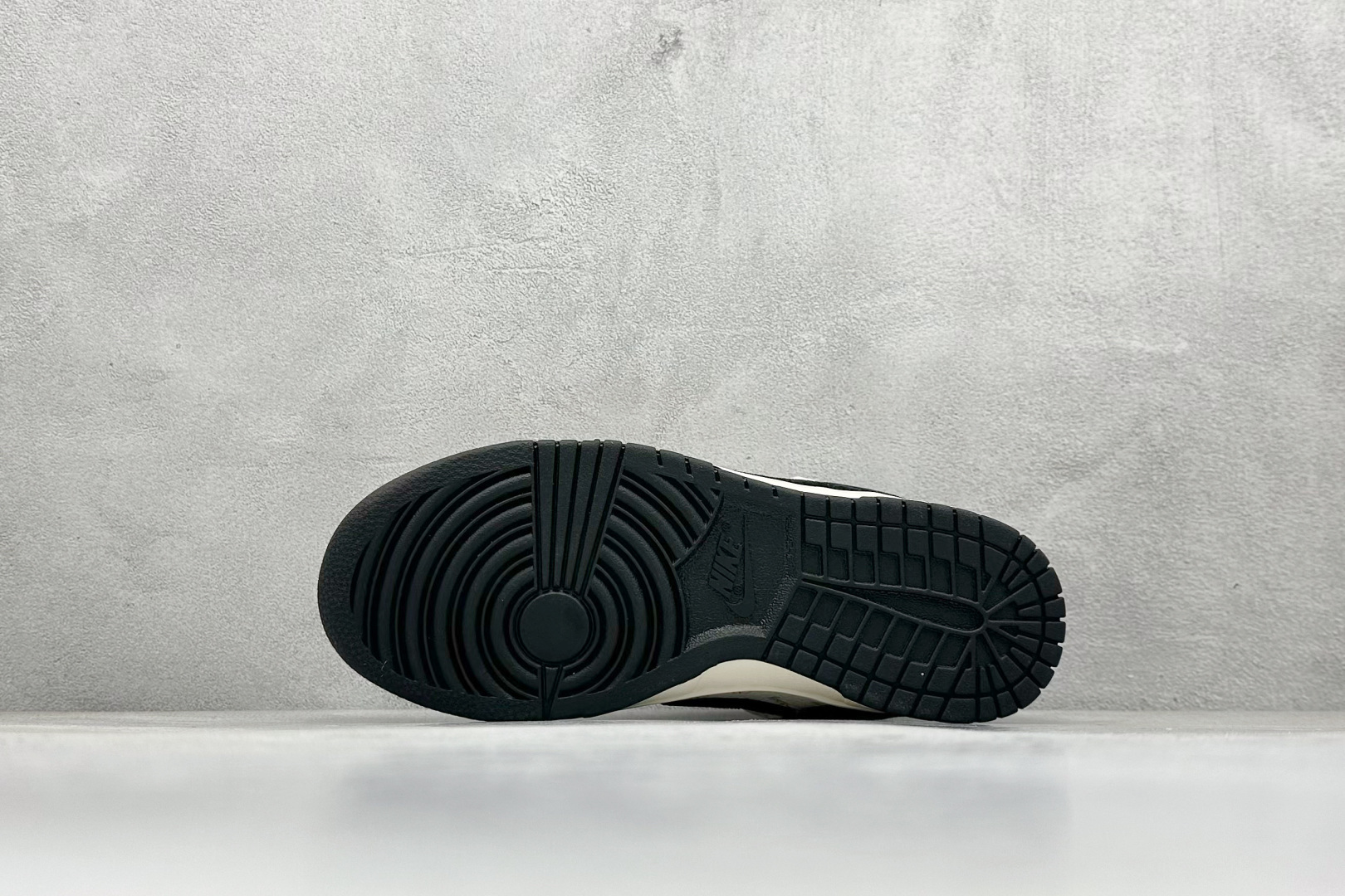 图片[4]-Nike SB Dunk Low x Stussy 白黑翻毛绑带 纯原大厂出品 极力推荐 原装头层材料 独家版型蒸餾加工 帶來的是更好的视觉和脚感体验 大厂纯原品质出货 清洁度 电绣工艺 皮料切割干净无任何毛边 细节完美 货号：SJ2068 252 尺码：36 36.5 37.5 38 38.5 39 40 40.5 41 42 42.5 43 44 44.5 45-选品中心