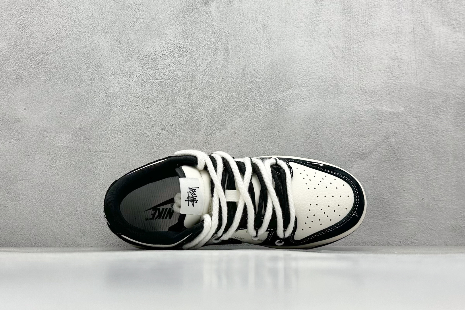 图片[3]-Nike SB Dunk Low x Stussy 白黑翻毛绑带 纯原大厂出品 极力推荐 原装头层材料 独家版型蒸餾加工 帶來的是更好的视觉和脚感体验 大厂纯原品质出货 清洁度 电绣工艺 皮料切割干净无任何毛边 细节完美 货号：SJ2068 252 尺码：36 36.5 37.5 38 38.5 39 40 40.5 41 42 42.5 43 44 44.5 45-选品中心