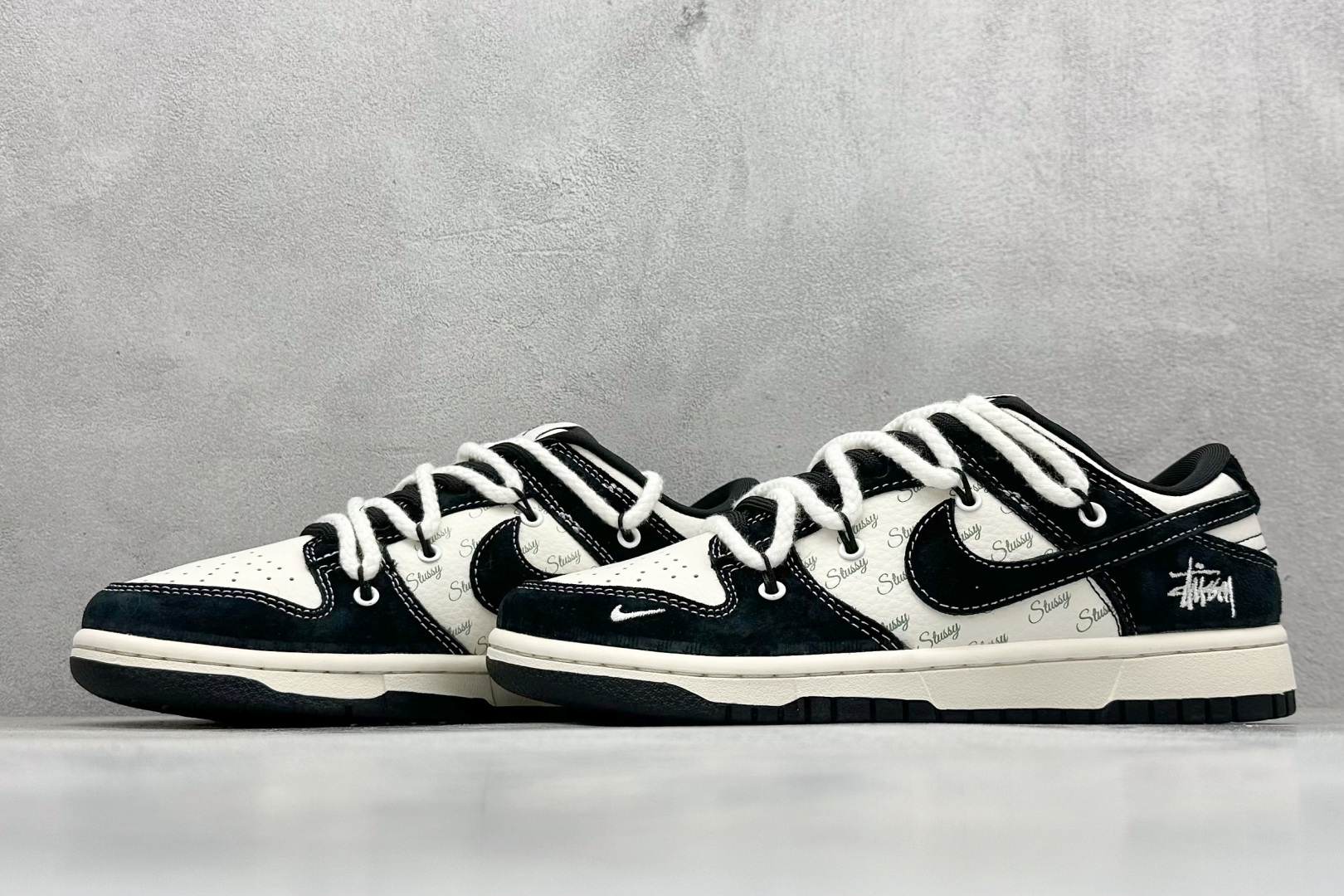 图片[5]-Nike SB Dunk Low x Stussy 白黑翻毛绑带 纯原大厂出品 极力推荐 原装头层材料 独家版型蒸餾加工 帶來的是更好的视觉和脚感体验 大厂纯原品质出货 清洁度 电绣工艺 皮料切割干净无任何毛边 细节完美 货号：SJ2068 252 尺码：36 36.5 37.5 38 38.5 39 40 40.5 41 42 42.5 43 44 44.5 45-选品中心