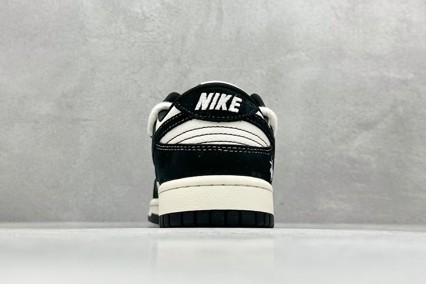 图片[6]-Nike SB Dunk Low x Stussy 白黑翻毛绑带 纯原大厂出品 极力推荐 原装头层材料 独家版型蒸餾加工 帶來的是更好的视觉和脚感体验 大厂纯原品质出货 清洁度 电绣工艺 皮料切割干净无任何毛边 细节完美 货号：SJ2068 252 尺码：36 36.5 37.5 38 38.5 39 40 40.5 41 42 42.5 43 44 44.5 45-选品中心