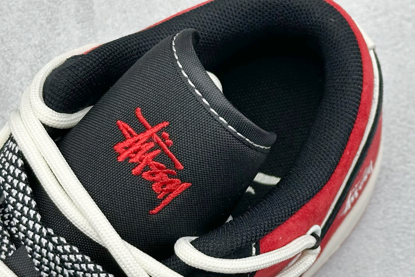 图片[8]-Air Jordan 1 Retro Low x Stussy 米黑红小钩绑带 官方同步新色 原装级产物 拒绝公底 立体鞋型 细节完美 高清洁度 购置公司同步原材料 原汁原味 忠于原版 货号：SJ9950 048 尺码：36 36.5 37.5 38 38.5 39 40 40.5 41 42 42.5 43 44 44.5 45-选品中心