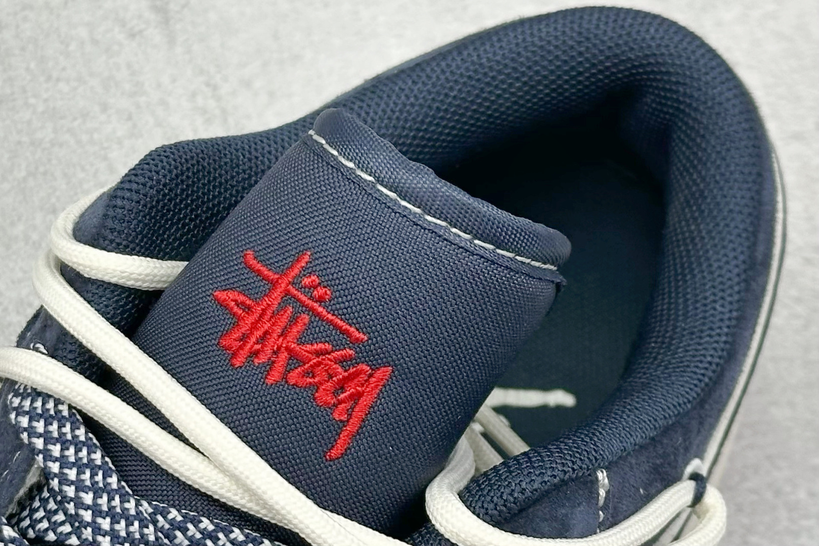 图片[8]-Air Jordan 1 Retro Low x Stussy 米蓝绑带 官方同步新色 原装级产物 拒绝公底 立体鞋型 细节完美 高清洁度 购置公司同步原材料 原汁原味 忠于原版 货号：SJ9950 049 尺码：36 36.5 37.5 38 38.5 39 40 40.5 41 42 42.5 43 44 44.5 45-选品中心