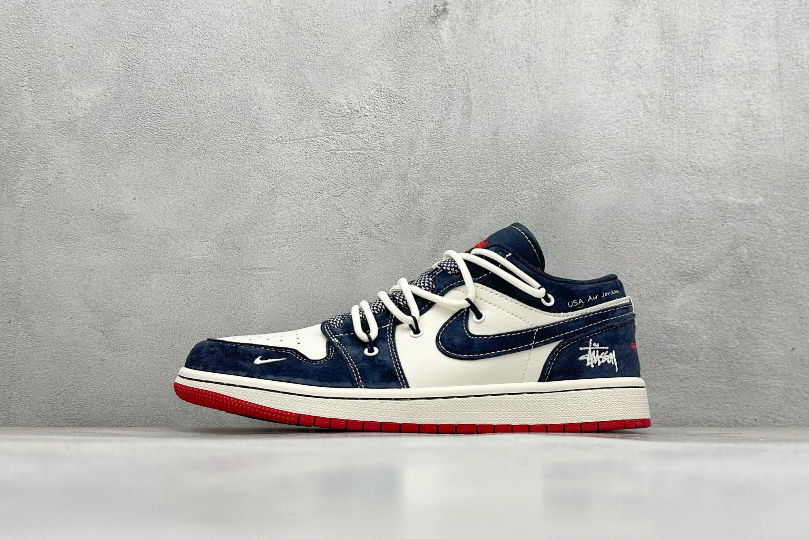 Air Jordan 1 Retro Low x Stussy 米蓝绑带 官方同步新色 原装级产物 拒绝公底 立体鞋型 细节完美 高清洁度 购置公司同步原材料 原汁原味 忠于原版 货号：SJ9950 049 尺码：36 36.5 37.5 38 38.5 39 40 40.5 41 42 42.5 43 44 44.5 45-选品中心