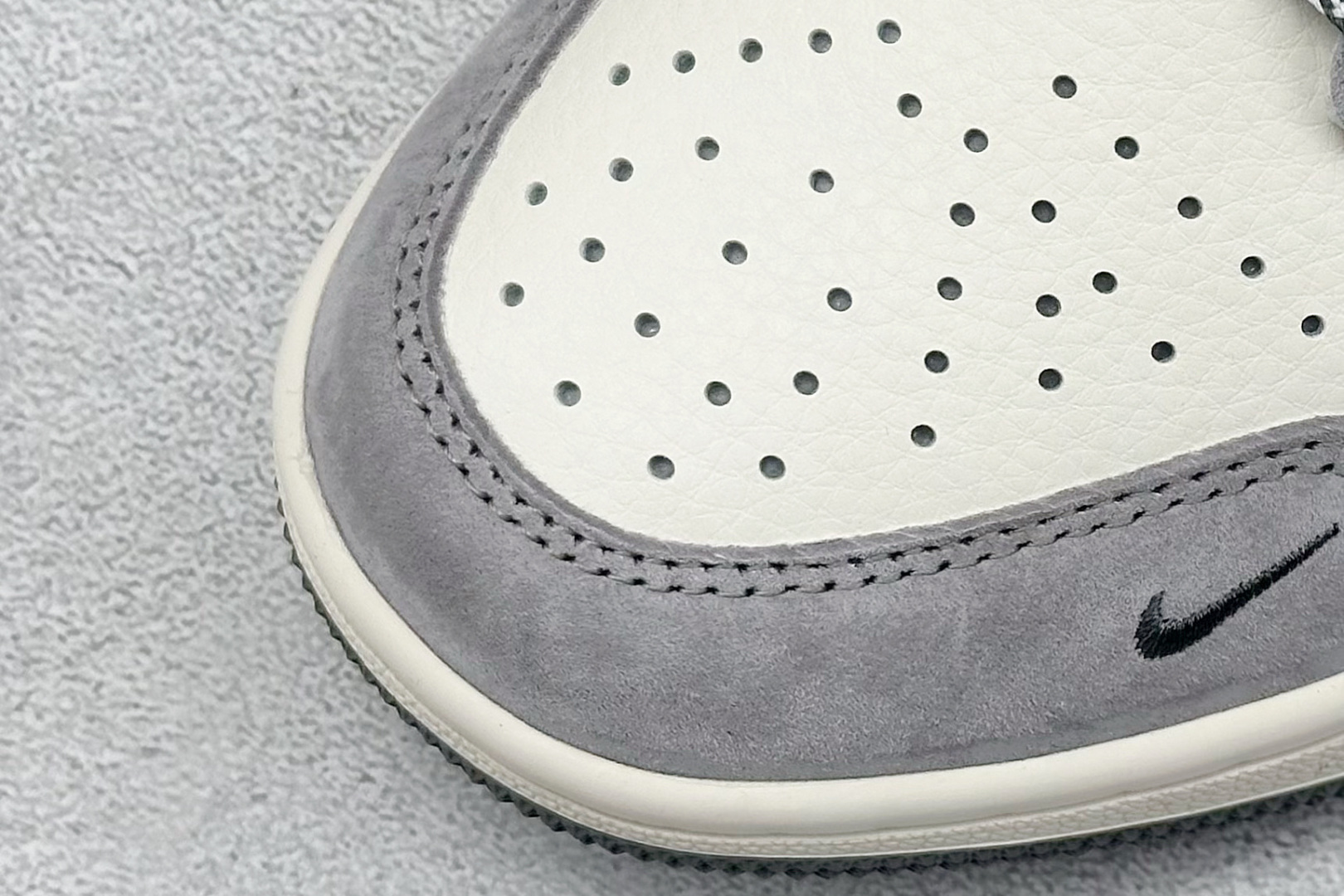 图片[7]-Air Jordan 1 Retro Low x Stussy 白灰黑小钩绑带 官方同步新色 原装级产物 拒绝公底 立体鞋型 细节完美 高清洁度 购置公司同步原材料 原汁原味 忠于原版 货号：SJ9950 050 尺码：36 36.5 37.5 38 38.5 39 40 40.5 41 42 42.5 43 44 44.5 45-选品中心