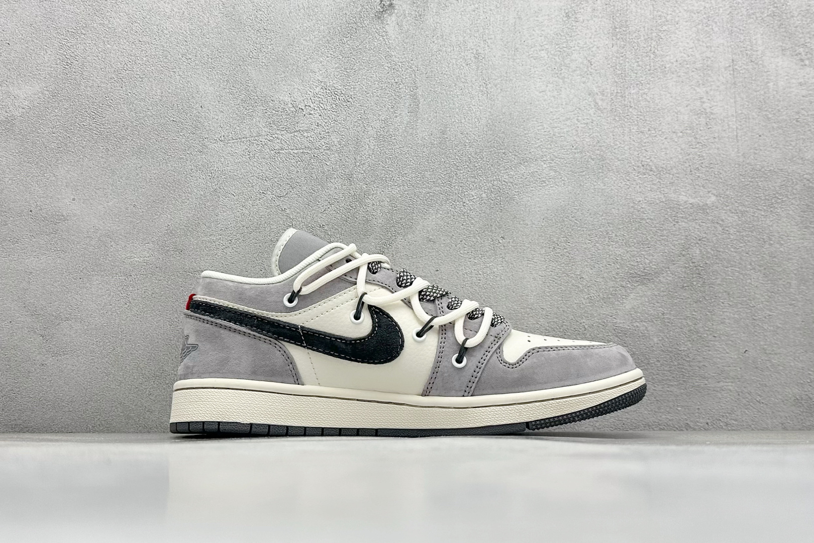 图片[2]-Air Jordan 1 Retro Low x Stussy 白灰黑小钩绑带 官方同步新色 原装级产物 拒绝公底 立体鞋型 细节完美 高清洁度 购置公司同步原材料 原汁原味 忠于原版 货号：SJ9950 050 尺码：36 36.5 37.5 38 38.5 39 40 40.5 41 42 42.5 43 44 44.5 45-选品中心