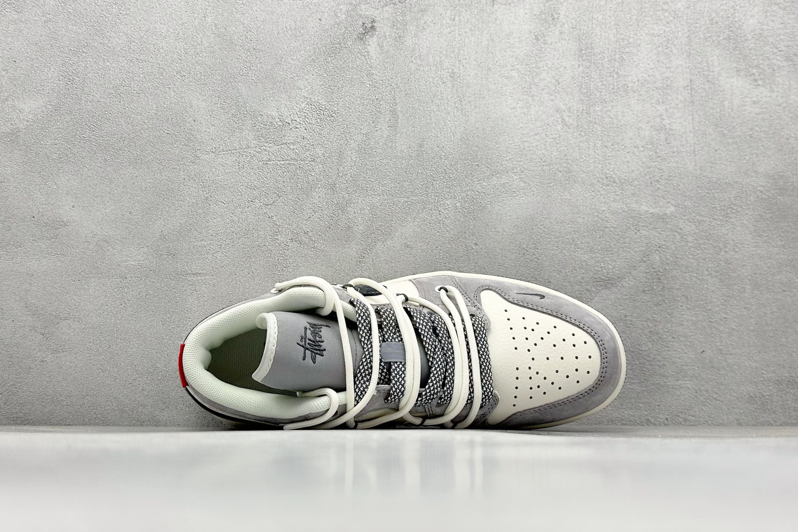 图片[3]-Air Jordan 1 Retro Low x Stussy 白灰黑小钩绑带 官方同步新色 原装级产物 拒绝公底 立体鞋型 细节完美 高清洁度 购置公司同步原材料 原汁原味 忠于原版 货号：SJ9950 050 尺码：36 36.5 37.5 38 38.5 39 40 40.5 41 42 42.5 43 44 44.5 45-选品中心