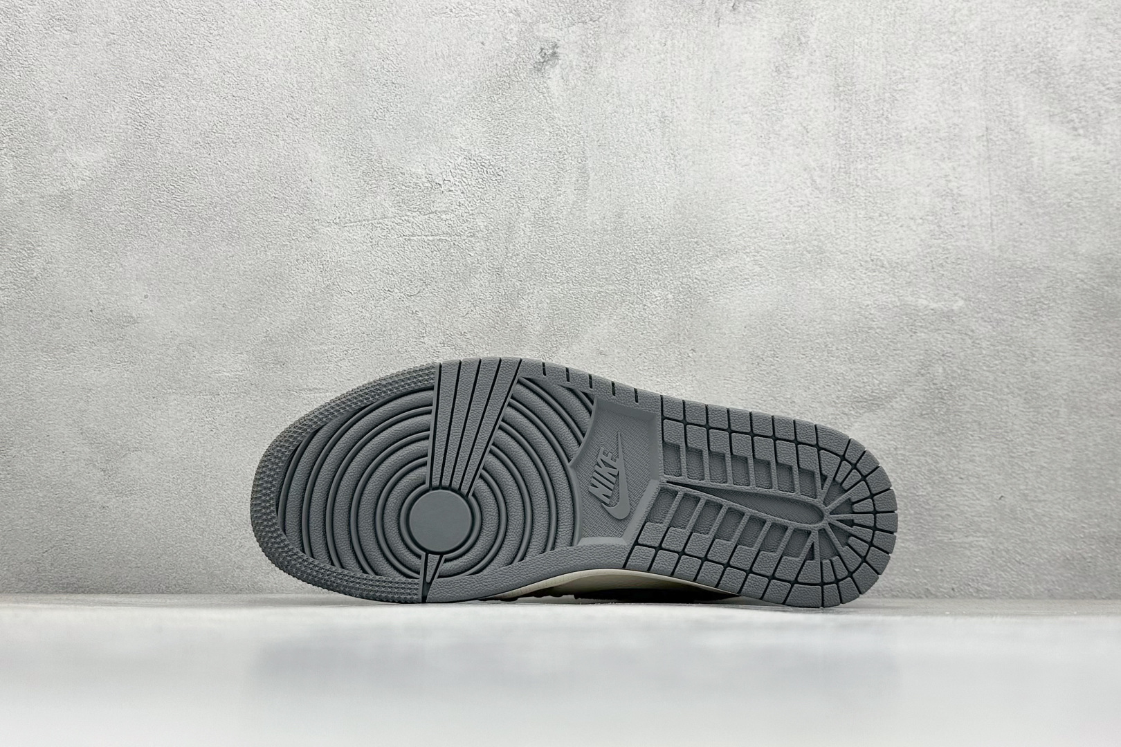 图片[4]-Air Jordan 1 Retro Low x Stussy 白灰黑小钩绑带 官方同步新色 原装级产物 拒绝公底 立体鞋型 细节完美 高清洁度 购置公司同步原材料 原汁原味 忠于原版 货号：SJ9950 050 尺码：36 36.5 37.5 38 38.5 39 40 40.5 41 42 42.5 43 44 44.5 45-选品中心