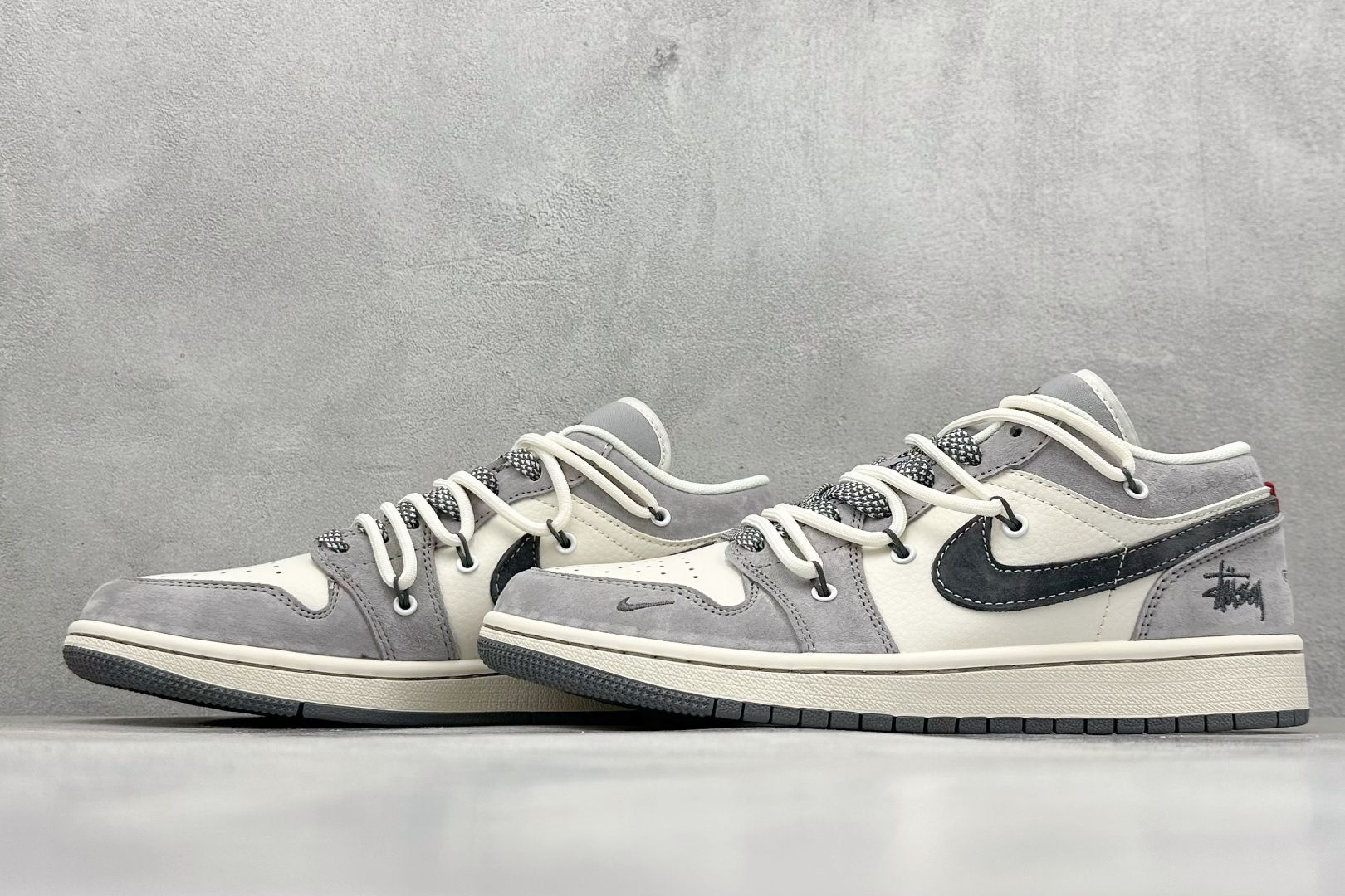 图片[5]-Air Jordan 1 Retro Low x Stussy 白灰黑小钩绑带 官方同步新色 原装级产物 拒绝公底 立体鞋型 细节完美 高清洁度 购置公司同步原材料 原汁原味 忠于原版 货号：SJ9950 050 尺码：36 36.5 37.5 38 38.5 39 40 40.5 41 42 42.5 43 44 44.5 45-选品中心