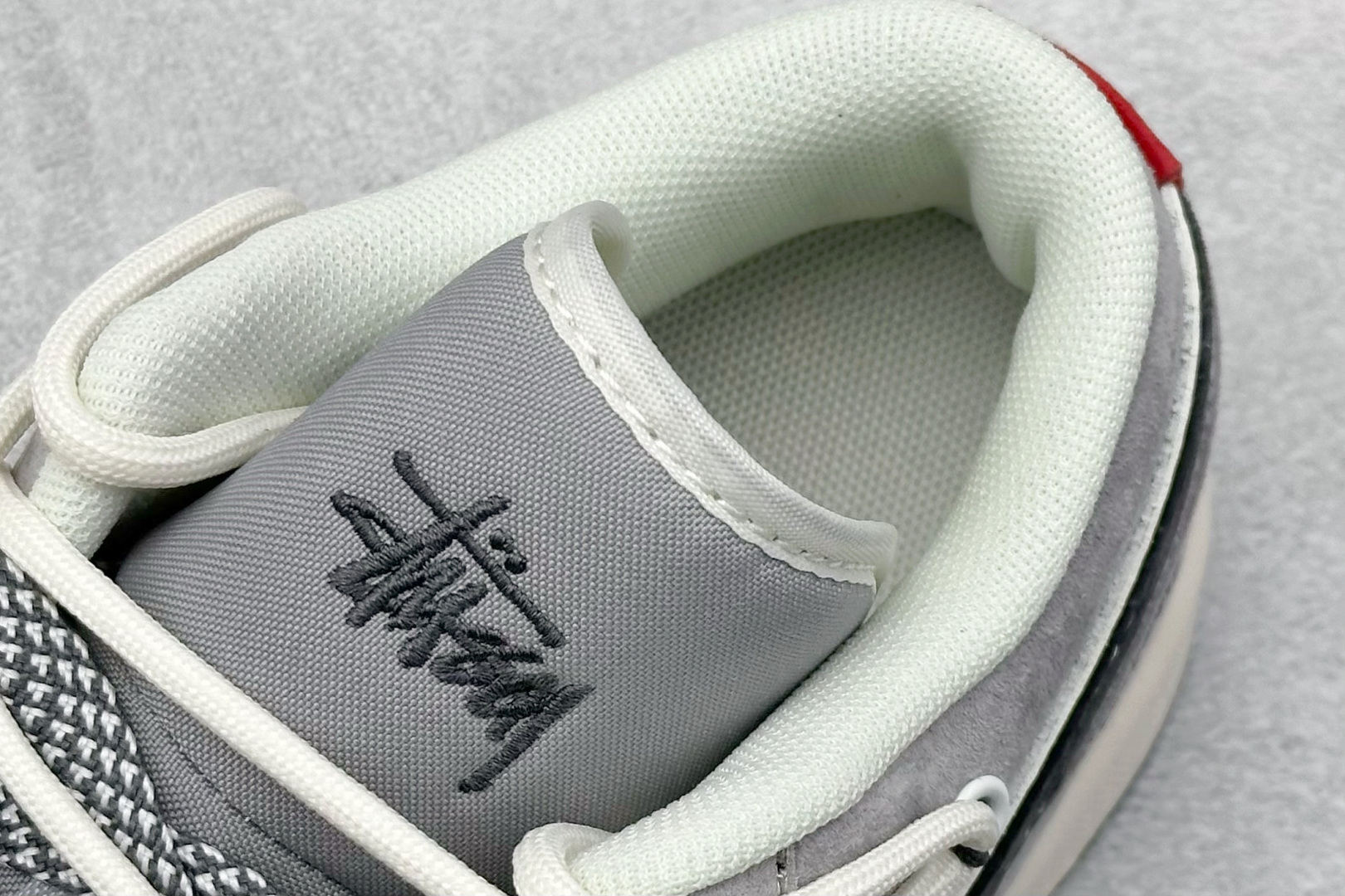 图片[8]-Air Jordan 1 Retro Low x Stussy 白灰黑小钩绑带 官方同步新色 原装级产物 拒绝公底 立体鞋型 细节完美 高清洁度 购置公司同步原材料 原汁原味 忠于原版 货号：SJ9950 050 尺码：36 36.5 37.5 38 38.5 39 40 40.5 41 42 42.5 43 44 44.5 45-选品中心