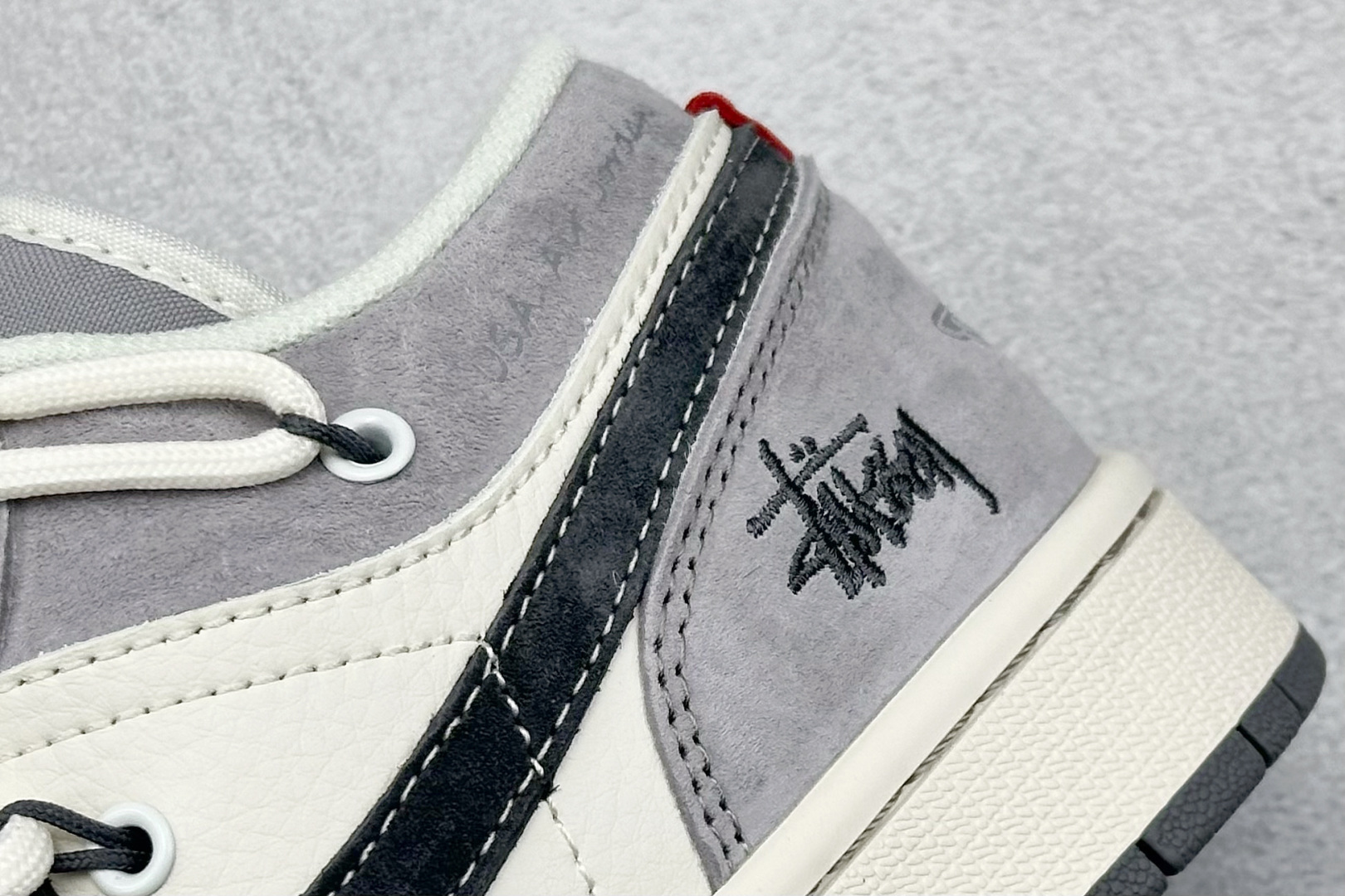 图片[9]-Air Jordan 1 Retro Low x Stussy 白灰黑小钩绑带 官方同步新色 原装级产物 拒绝公底 立体鞋型 细节完美 高清洁度 购置公司同步原材料 原汁原味 忠于原版 货号：SJ9950 050 尺码：36 36.5 37.5 38 38.5 39 40 40.5 41 42 42.5 43 44 44.5 45-选品中心