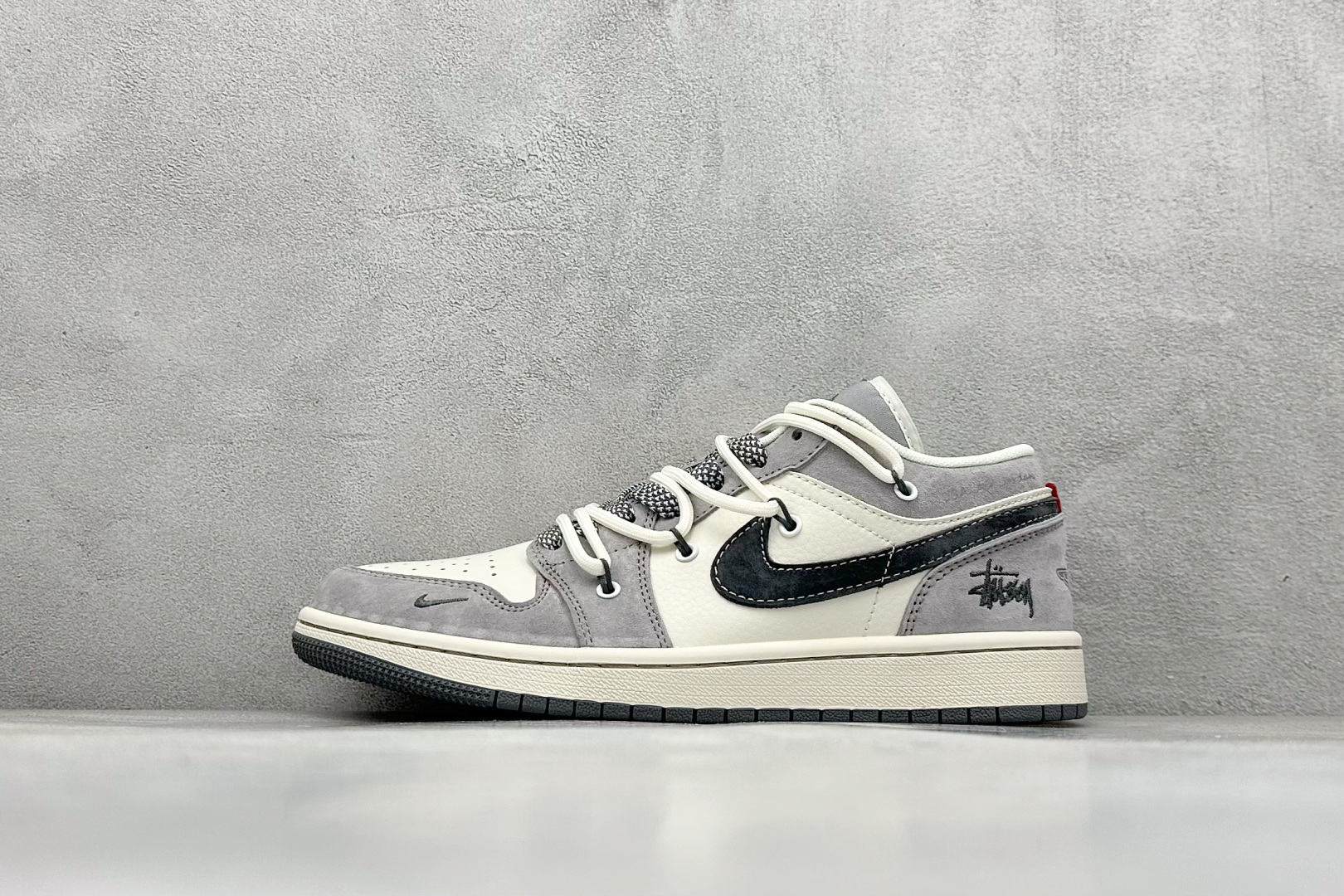 Air Jordan 1 Retro Low x Stussy 白灰黑小钩绑带 官方同步新色 原装级产物 拒绝公底 立体鞋型 细节完美 高清洁度 购置公司同步原材料 原汁原味 忠于原版 货号：SJ9950 050 尺码：36 36.5 37.5 38 38.5 39 40 40.5 41 42 42.5 43 44 44.5 45-选品中心