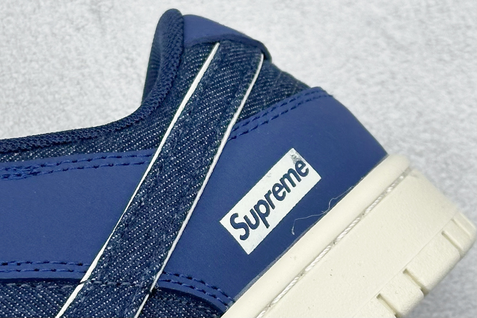 图片[9]-Nike SB Dunk Low x Supreme 蓝黑小勾 纯原大厂出品 极力推荐 原装头层材料 独家版型蒸餾加工 帶來的是更好的视觉和脚感体验 大厂纯原品质出货 清洁度 电绣工艺 皮料切割干净无任何毛边 细节完美 货号：XD1588 222 尺码：36 36.5 37.5 38 38.5 39 40 40.5 41 42 42.5 43 44 44.5 45-选品中心