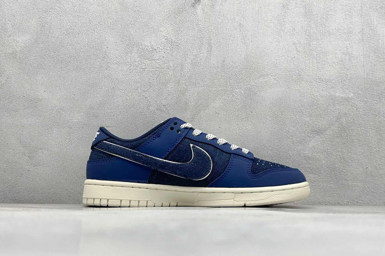 图片[2]-Nike SB Dunk Low x Supreme 蓝黑小勾 纯原大厂出品 极力推荐 原装头层材料 独家版型蒸餾加工 帶來的是更好的视觉和脚感体验 大厂纯原品质出货 清洁度 电绣工艺 皮料切割干净无任何毛边 细节完美 货号：XD1588 222 尺码：36 36.5 37.5 38 38.5 39 40 40.5 41 42 42.5 43 44 44.5 45-选品中心