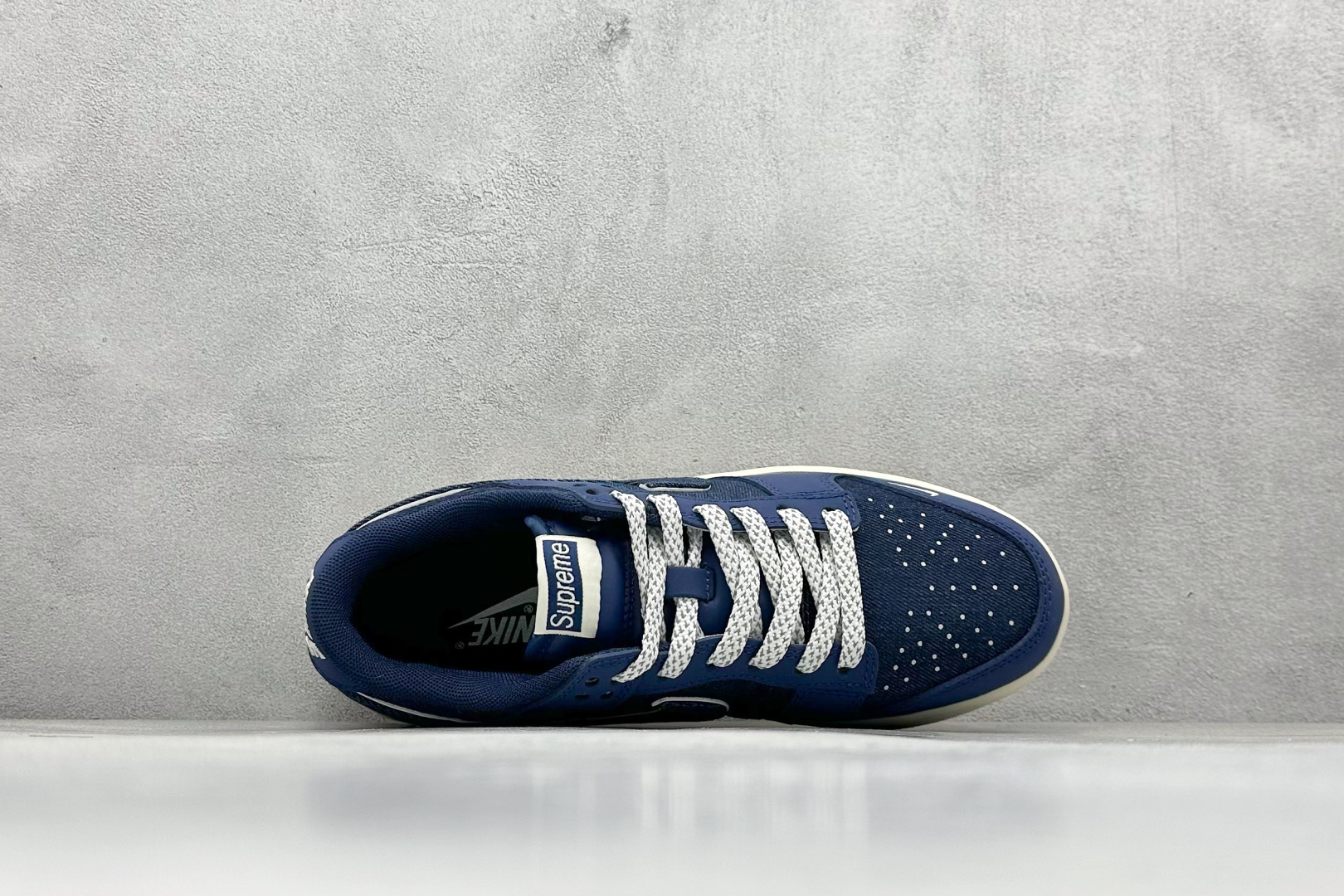 图片[3]-Nike SB Dunk Low x Supreme 蓝黑小勾 纯原大厂出品 极力推荐 原装头层材料 独家版型蒸餾加工 帶來的是更好的视觉和脚感体验 大厂纯原品质出货 清洁度 电绣工艺 皮料切割干净无任何毛边 细节完美 货号：XD1588 222 尺码：36 36.5 37.5 38 38.5 39 40 40.5 41 42 42.5 43 44 44.5 45-选品中心