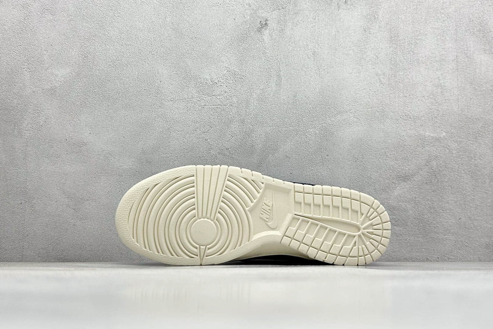 图片[4]-Nike SB Dunk Low x Supreme 蓝黑小勾 纯原大厂出品 极力推荐 原装头层材料 独家版型蒸餾加工 帶來的是更好的视觉和脚感体验 大厂纯原品质出货 清洁度 电绣工艺 皮料切割干净无任何毛边 细节完美 货号：XD1588 222 尺码：36 36.5 37.5 38 38.5 39 40 40.5 41 42 42.5 43 44 44.5 45-选品中心