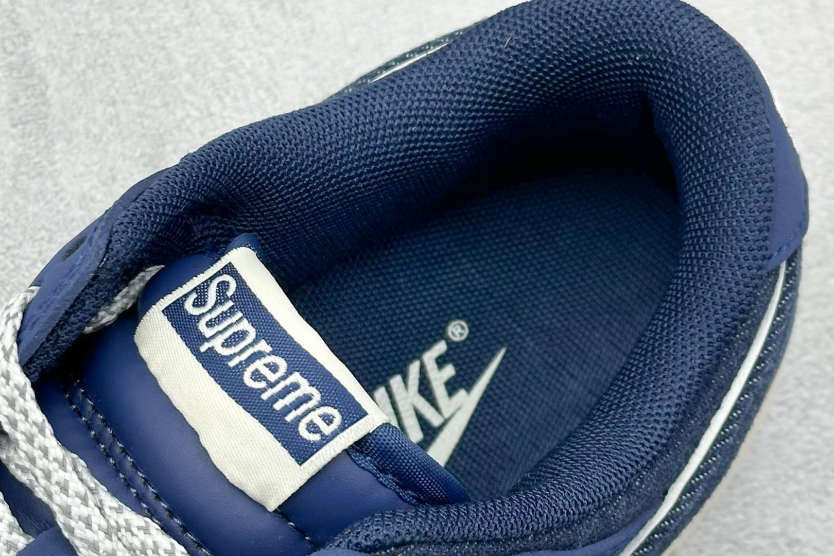 图片[8]-Nike SB Dunk Low x Supreme 蓝黑小勾 纯原大厂出品 极力推荐 原装头层材料 独家版型蒸餾加工 帶來的是更好的视觉和脚感体验 大厂纯原品质出货 清洁度 电绣工艺 皮料切割干净无任何毛边 细节完美 货号：XD1588 222 尺码：36 36.5 37.5 38 38.5 39 40 40.5 41 42 42.5 43 44 44.5 45-选品中心