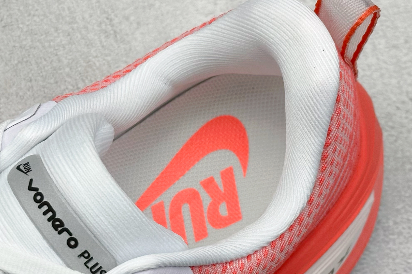 180 Nike Air Zoom Vomero PLUS 全新科技提前原鞋开发 运动跑鞋 HV8154-604-Chinese  UA Cheap High Quatity Brand  Clothes Bags handbags Sneakers wholesale wholesaler seller from China Factory suppliers Fashion Clothing  Shoes best Quality Beautiful Price  180 Nike Air Zoom Vomero PLUS 全新科技提前原鞋开发 运动跑鞋 HV8154-604