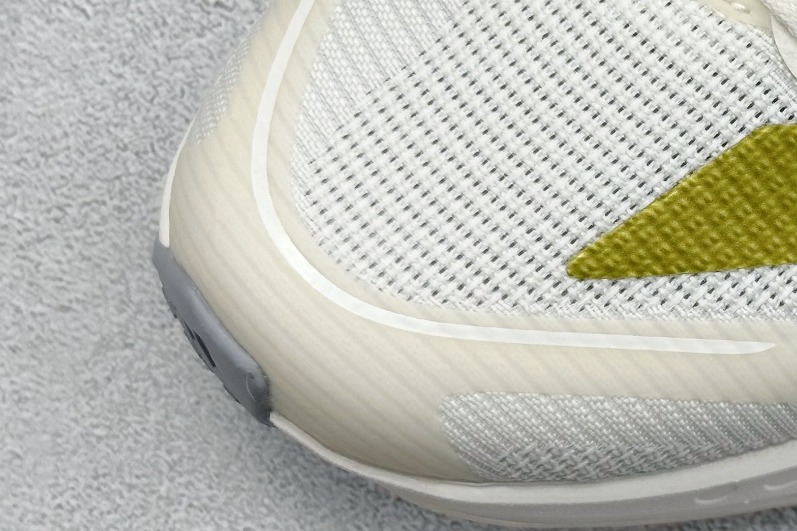 图片[7]-Adidas Adizero Boston 13 轻盈跑鞋 超轻发泡底 缓震透气跑步鞋 AdizeroBoston13跑鞋专为中长跑而设计 它们通过来自ENERGYRODS的推进感为训练带来了比赛日的感觉 从而限制了脚下的能量损失 它们速度很快 但这并不以耐用性为代价 中底混合了超轻LightstrikePro缓冲和耐用的LightstrikeEVA 货号：JS4947 尺码：36 36.5 37 38 38.5 39 40 40.5 41 42 42.5 43 44 44.5 45-选品中心