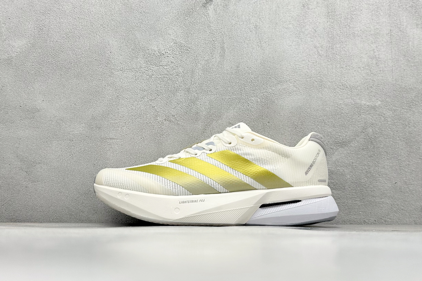 Adidas Adizero Boston 13 轻盈跑鞋 超轻发泡底 缓震透气跑步鞋 AdizeroBoston13跑鞋专为中长跑而设计 它们通过来自ENERGYRODS的推进感为训练带来了比赛日的感觉 从而限制了脚下的能量损失 它们速度很快 但这并不以耐用性为代价 中底混合了超轻LightstrikePro缓冲和耐用的LightstrikeEVA 货号：JS4947 尺码：36 36.5 37 38 38.5 39 40 40.5 41 42 42.5 43 44 44.5 45-选品中心