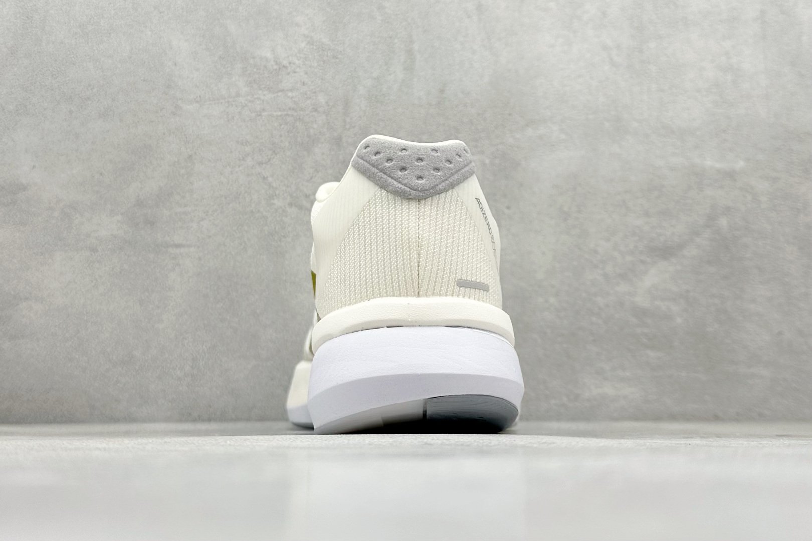 图片[6]-Adidas Adizero Boston 13 轻盈跑鞋 超轻发泡底 缓震透气跑步鞋 AdizeroBoston13跑鞋专为中长跑而设计 它们通过来自ENERGYRODS的推进感为训练带来了比赛日的感觉 从而限制了脚下的能量损失 它们速度很快 但这并不以耐用性为代价 中底混合了超轻LightstrikePro缓冲和耐用的LightstrikeEVA 货号：JS4947 尺码：36 36.5 37 38 38.5 39 40 40.5 41 42 42.5 43 44 44.5 45-选品中心