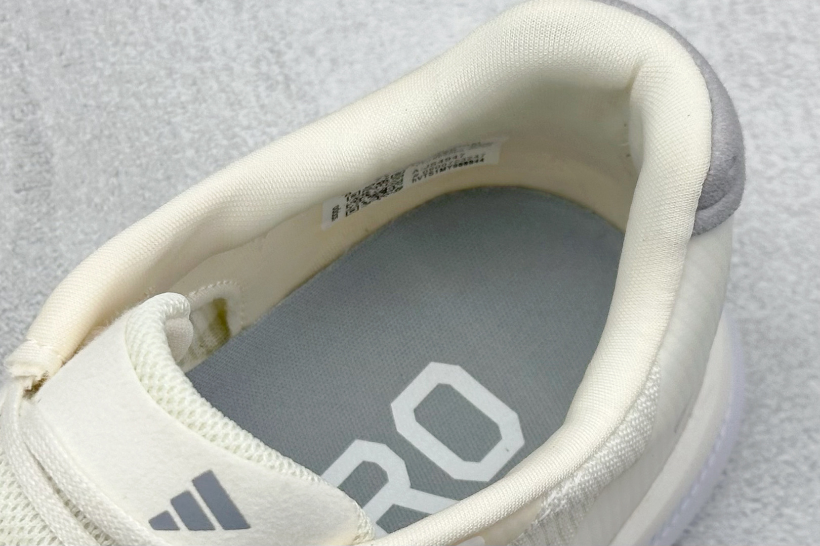 图片[8]-Adidas Adizero Boston 13 轻盈跑鞋 超轻发泡底 缓震透气跑步鞋 AdizeroBoston13跑鞋专为中长跑而设计 它们通过来自ENERGYRODS的推进感为训练带来了比赛日的感觉 从而限制了脚下的能量损失 它们速度很快 但这并不以耐用性为代价 中底混合了超轻LightstrikePro缓冲和耐用的LightstrikeEVA 货号：JS4947 尺码：36 36.5 37 38 38.5 39 40 40.5 41 42 42.5 43 44 44.5 45-选品中心