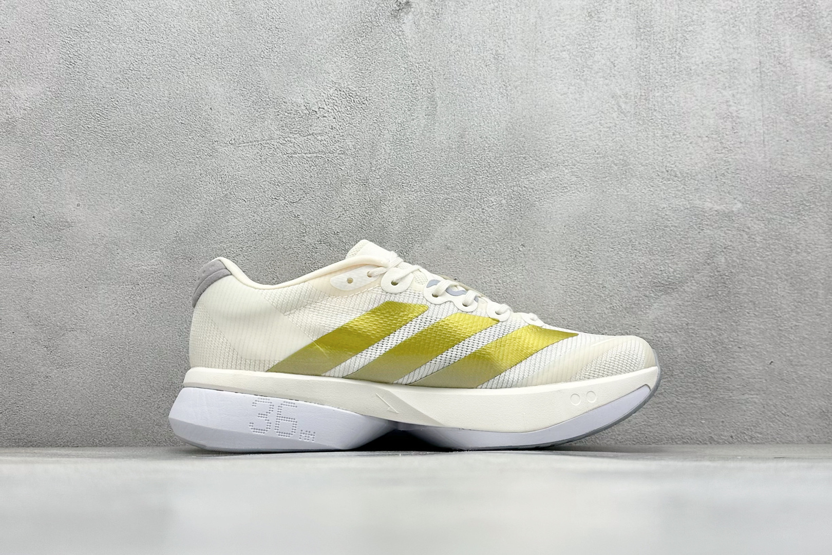 图片[2]-Adidas Adizero Boston 13 轻盈跑鞋 超轻发泡底 缓震透气跑步鞋 AdizeroBoston13跑鞋专为中长跑而设计 它们通过来自ENERGYRODS的推进感为训练带来了比赛日的感觉 从而限制了脚下的能量损失 它们速度很快 但这并不以耐用性为代价 中底混合了超轻LightstrikePro缓冲和耐用的LightstrikeEVA 货号：JS4947 尺码：36 36.5 37 38 38.5 39 40 40.5 41 42 42.5 43 44 44.5 45-选品中心