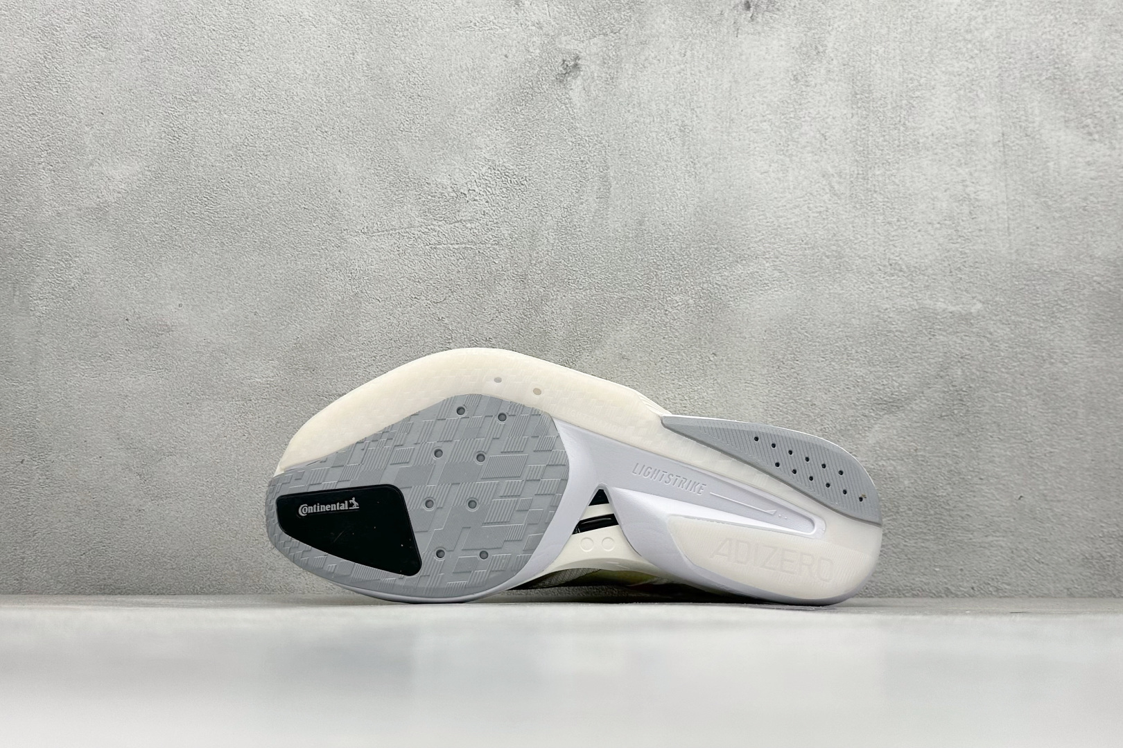 图片[4]-Adidas Adizero Boston 13 轻盈跑鞋 超轻发泡底 缓震透气跑步鞋 AdizeroBoston13跑鞋专为中长跑而设计 它们通过来自ENERGYRODS的推进感为训练带来了比赛日的感觉 从而限制了脚下的能量损失 它们速度很快 但这并不以耐用性为代价 中底混合了超轻LightstrikePro缓冲和耐用的LightstrikeEVA 货号：JS4947 尺码：36 36.5 37 38 38.5 39 40 40.5 41 42 42.5 43 44 44.5 45-选品中心