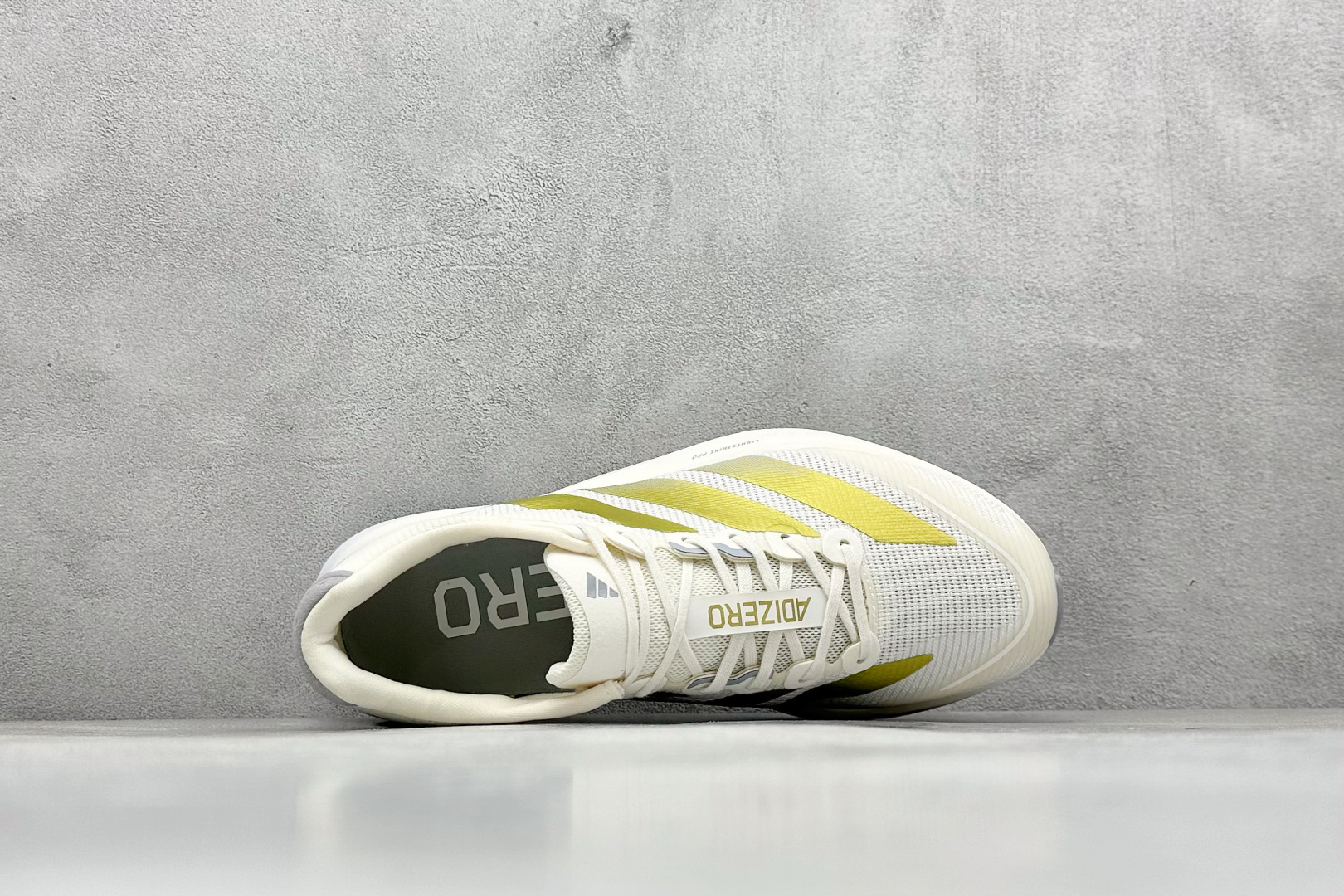 图片[3]-Adidas Adizero Boston 13 轻盈跑鞋 超轻发泡底 缓震透气跑步鞋 AdizeroBoston13跑鞋专为中长跑而设计 它们通过来自ENERGYRODS的推进感为训练带来了比赛日的感觉 从而限制了脚下的能量损失 它们速度很快 但这并不以耐用性为代价 中底混合了超轻LightstrikePro缓冲和耐用的LightstrikeEVA 货号：JS4947 尺码：36 36.5 37 38 38.5 39 40 40.5 41 42 42.5 43 44 44.5 45-选品中心