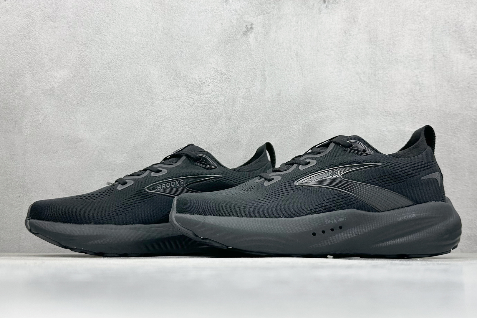 图片[5]-Brooks 布鲁克斯 Glycerin 22 超弹轻盈跑步鞋 采用改进工程空气网眼组合热熔工艺 鞋面材质搭载DNA LOFT V2密度泡棉缓震系统 中底外置防滑耐磨橡胶底片 货号： 110445 1D 020 尺码：36 37 38 39 40 40.5 41 42 42.5 43 44 45-选品中心