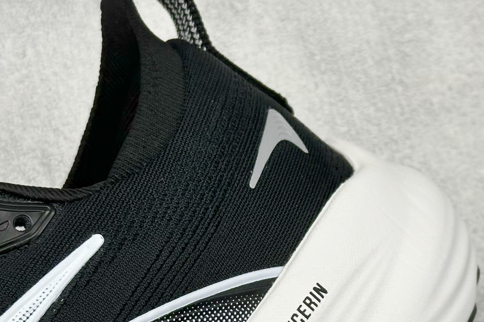 图片[9]-Brooks 布鲁克斯 Glycerin 22 超弹轻盈跑步鞋 采用改进工程空气网眼组合热熔工艺 鞋面材质搭载DNA LOFT V2密度泡棉缓震系统 中底外置防滑耐磨橡胶底片 货号： 110445 1D 090 尺码：36 37 38 39 40 40.5 41 42 42.5 43 44 45-选品中心