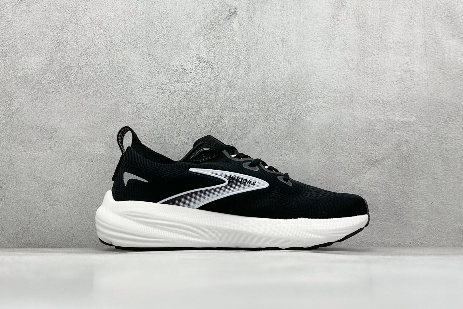 图片[2]-Brooks 布鲁克斯 Glycerin 22 超弹轻盈跑步鞋 采用改进工程空气网眼组合热熔工艺 鞋面材质搭载DNA LOFT V2密度泡棉缓震系统 中底外置防滑耐磨橡胶底片 货号： 110445 1D 090 尺码：36 37 38 39 40 40.5 41 42 42.5 43 44 45-选品中心