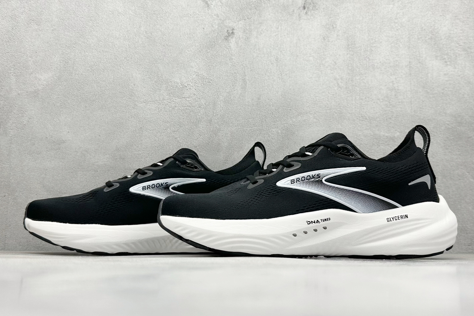 图片[5]-Brooks 布鲁克斯 Glycerin 22 超弹轻盈跑步鞋 采用改进工程空气网眼组合热熔工艺 鞋面材质搭载DNA LOFT V2密度泡棉缓震系统 中底外置防滑耐磨橡胶底片 货号： 110445 1D 090 尺码：36 37 38 39 40 40.5 41 42 42.5 43 44 45-选品中心