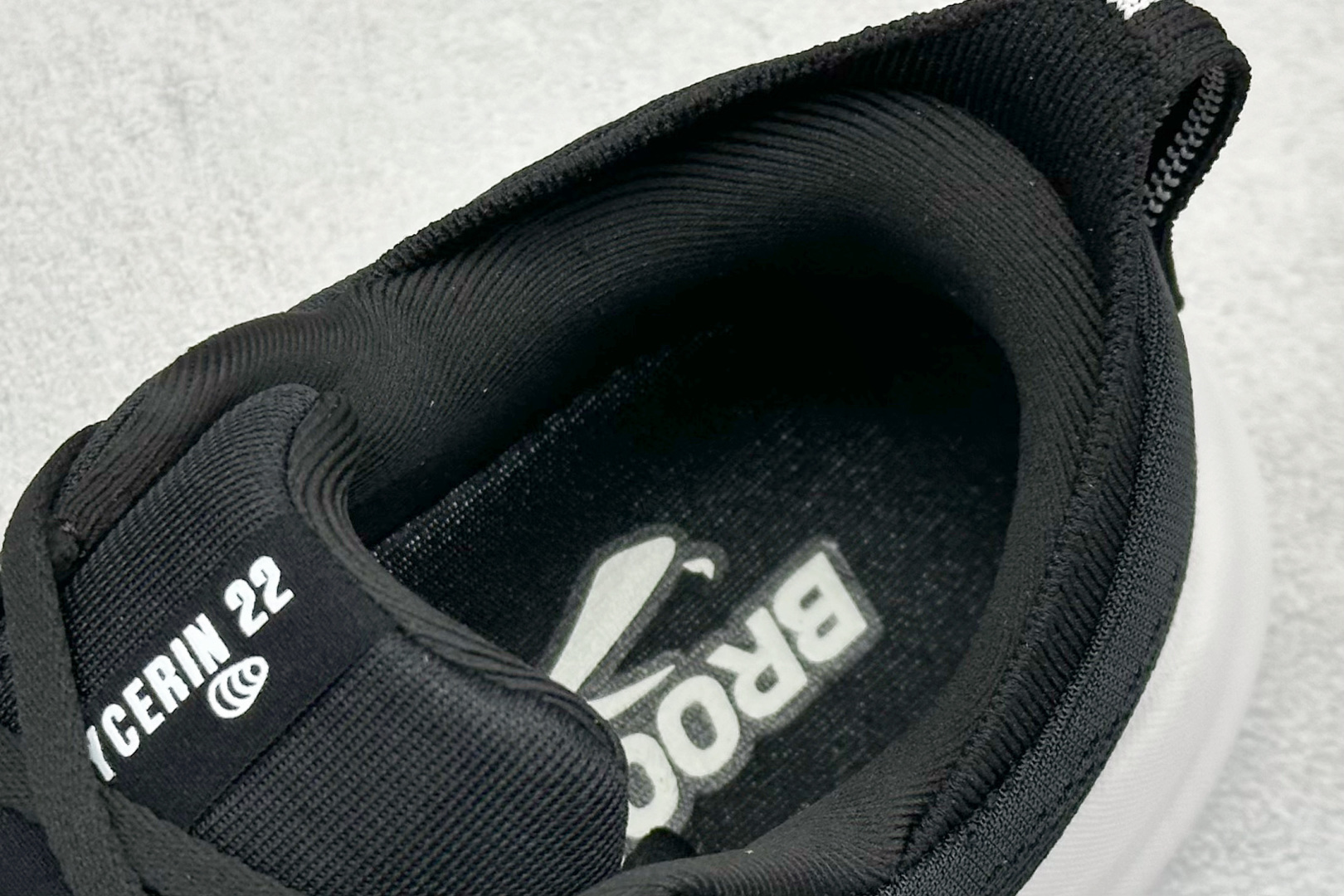 图片[8]-Brooks 布鲁克斯 Glycerin 22 超弹轻盈跑步鞋 采用改进工程空气网眼组合热熔工艺 鞋面材质搭载DNA LOFT V2密度泡棉缓震系统 中底外置防滑耐磨橡胶底片 货号： 110445 1D 090 尺码：36 37 38 39 40 40.5 41 42 42.5 43 44 45-选品中心