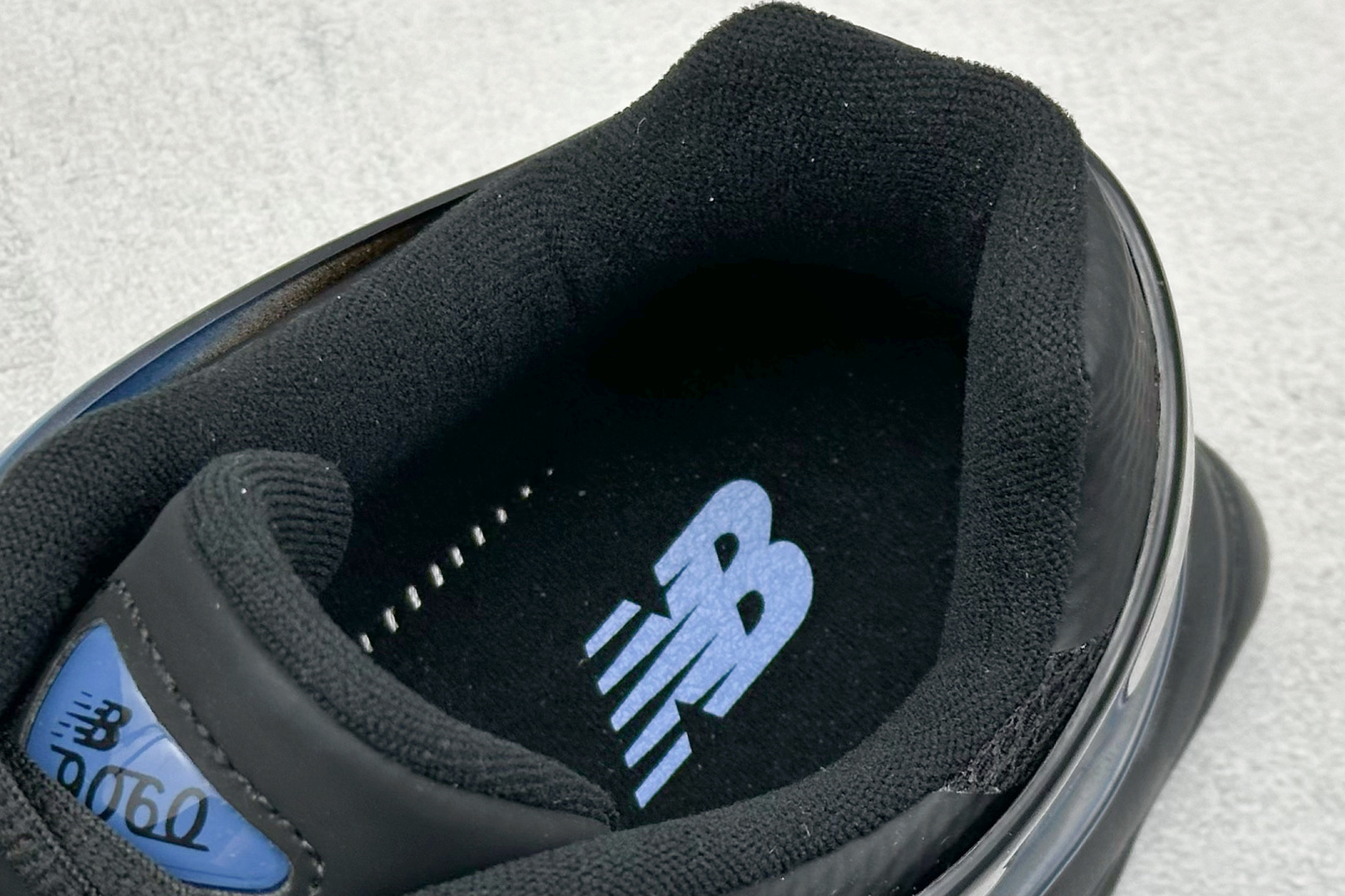 图片[8]-Joe Freshgoods x New Balance NB9060 联名款 复古休闲运动慢跑鞋  #鞋款灵感源自设计师本人对夏日的怀日回忆。鞋面大身由空间双格及磨砂鞋面拼接而生，配以柔和、温暖的粉橘色调，夏日氛围拉满  #采用大面积网眼以及麂皮材质覆盖鞋身，还原经典气质。搭载ABZORB避震科技，由泡沫聚酯制成，上脚可以有效减少由鞋底反弹对身体及双腿的冲击力 货号：U9060IDW  尺码：36 37 37.5 38 38.5 39 40 40.5 41 42 42.5 43 44 44.5 45-选品中心