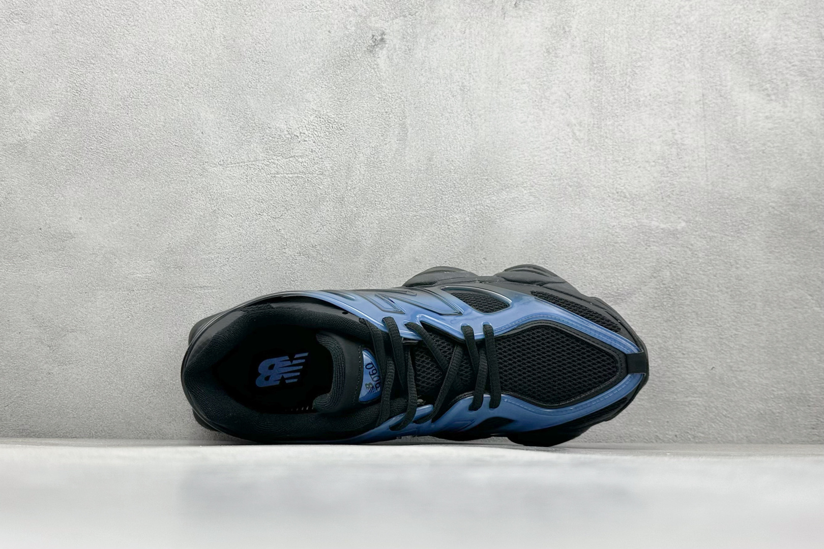 图片[3]-Joe Freshgoods x New Balance NB9060 联名款 复古休闲运动慢跑鞋  #鞋款灵感源自设计师本人对夏日的怀日回忆。鞋面大身由空间双格及磨砂鞋面拼接而生，配以柔和、温暖的粉橘色调，夏日氛围拉满  #采用大面积网眼以及麂皮材质覆盖鞋身，还原经典气质。搭载ABZORB避震科技，由泡沫聚酯制成，上脚可以有效减少由鞋底反弹对身体及双腿的冲击力 货号：U9060IDW  尺码：36 37 37.5 38 38.5 39 40 40.5 41 42 42.5 43 44 44.5 45-选品中心