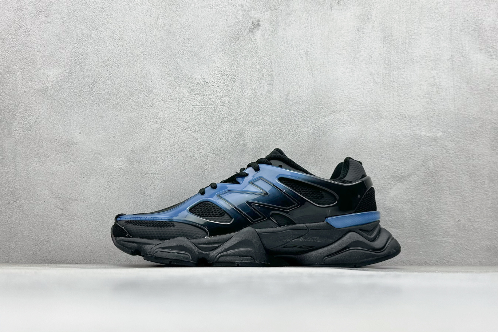 Joe Freshgoods x New Balance NB9060 联名款 复古休闲运动慢跑鞋  #鞋款灵感源自设计师本人对夏日的怀日回忆。鞋面大身由空间双格及磨砂鞋面拼接而生，配以柔和、温暖的粉橘色调，夏日氛围拉满  #采用大面积网眼以及麂皮材质覆盖鞋身，还原经典气质。搭载ABZORB避震科技，由泡沫聚酯制成，上脚可以有效减少由鞋底反弹对身体及双腿的冲击力 货号：U9060IDW  尺码：36 37 37.5 38 38.5 39 40 40.5 41 42 42.5 43 44 44.5 45-选品中心