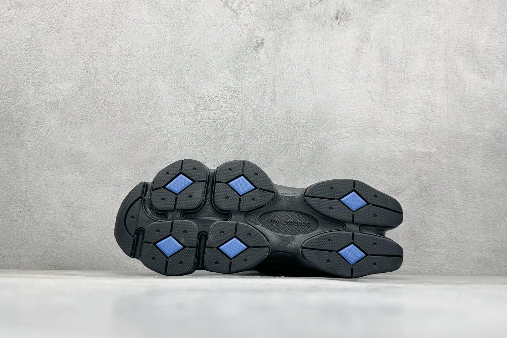 图片[4]-Joe Freshgoods x New Balance NB9060 联名款 复古休闲运动慢跑鞋  #鞋款灵感源自设计师本人对夏日的怀日回忆。鞋面大身由空间双格及磨砂鞋面拼接而生，配以柔和、温暖的粉橘色调，夏日氛围拉满  #采用大面积网眼以及麂皮材质覆盖鞋身，还原经典气质。搭载ABZORB避震科技，由泡沫聚酯制成，上脚可以有效减少由鞋底反弹对身体及双腿的冲击力 货号：U9060IDW  尺码：36 37 37.5 38 38.5 39 40 40.5 41 42 42.5 43 44 44.5 45-选品中心