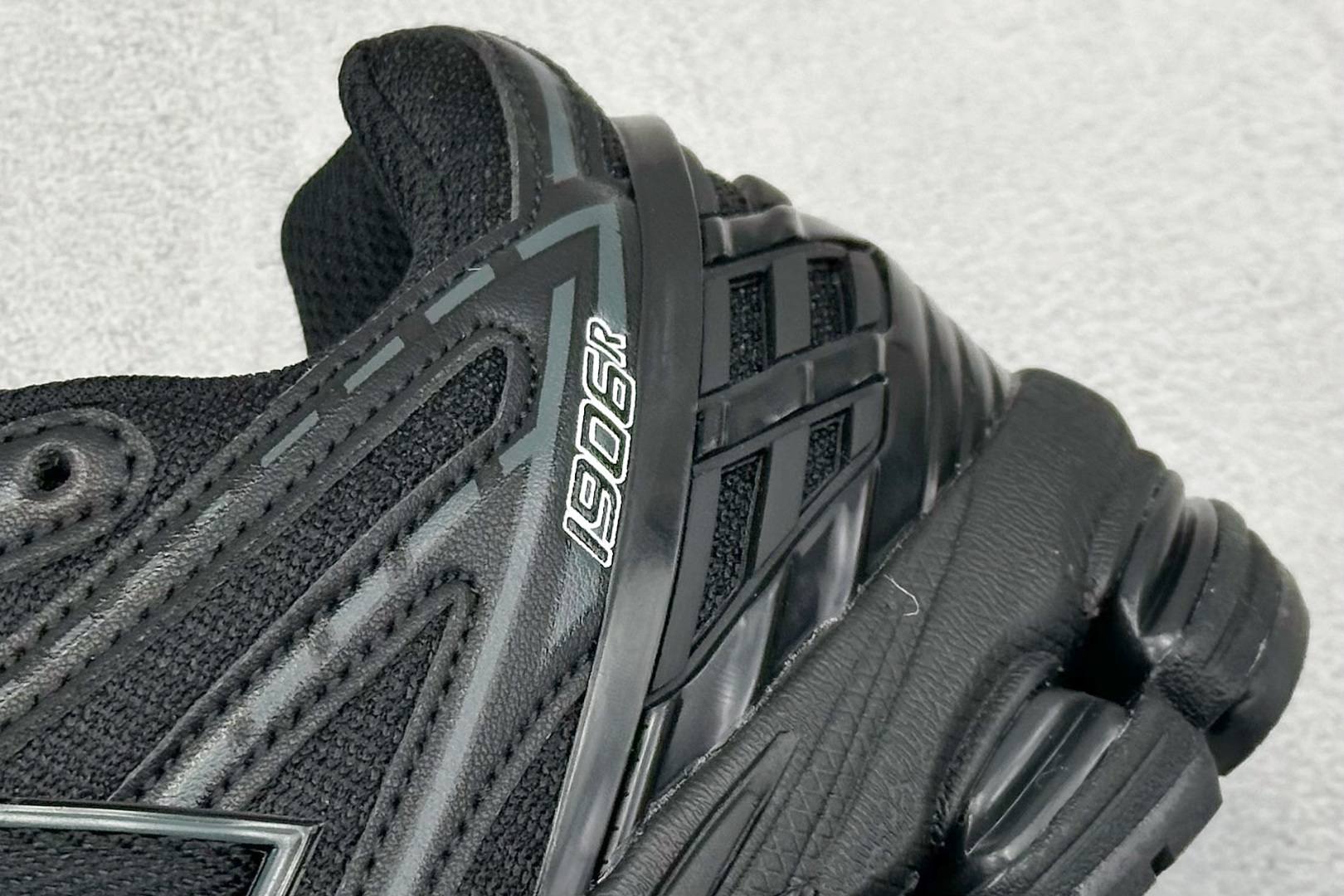 图片[9]-BF版New Balance M1906系列 复古单品宝藏老爹鞋款 复古元素叠加 质感超级棒 楦版型材料细节做工精细 作为NB最经典的档案鞋型之一 与2002一样，1906有着NB最成熟的技术加持和复古款式，而本次推出的版本参照2002r的定位，相信会在性价两端做出权衡。单从造型上来看，依旧是vibe风格，味道很正，细节也很酷，这双1906r无疑必能打入复古跑鞋爱好者的年度鞋款名录 货号：M1906RBB 尺码：36-45-选品中心