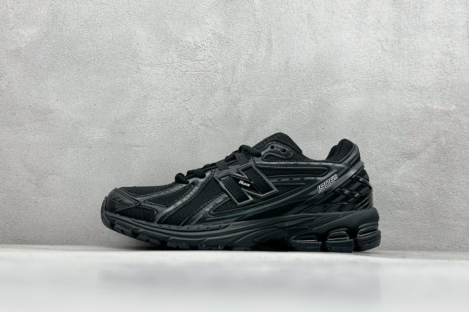 BF版New Balance M1906系列 复古单品宝藏老爹鞋款 复古元素叠加 质感超级棒 楦版型材料细节做工精细 作为NB最经典的档案鞋型之一 与2002一样，1906有着NB最成熟的技术加持和复古款式，而本次推出的版本参照2002r的定位，相信会在性价两端做出权衡。单从造型上来看，依旧是vibe风格，味道很正，细节也很酷，这双1906r无疑必能打入复古跑鞋爱好者的年度鞋款名录 货号：M1906RBB 尺码：36-45-选品中心