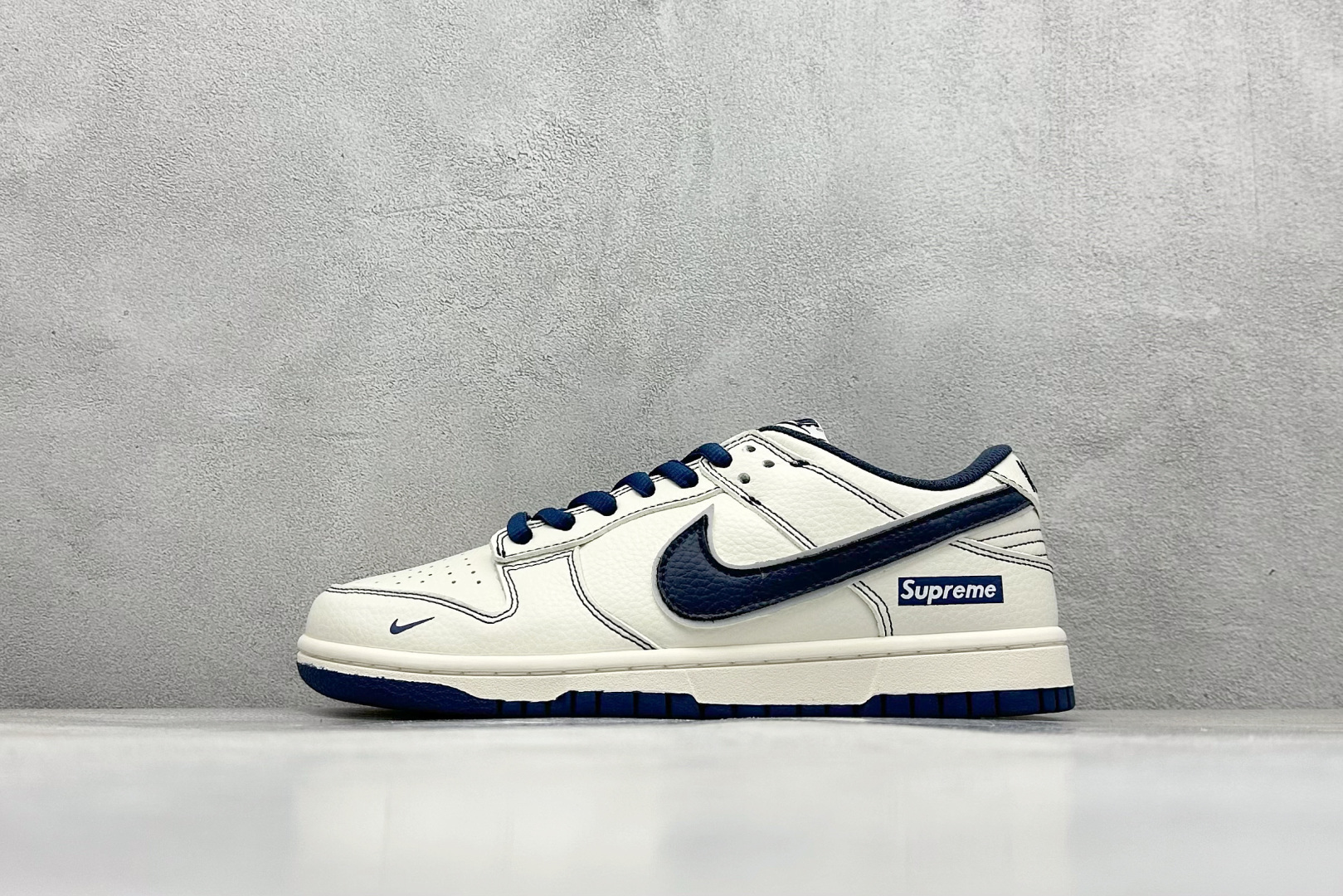 BF Supreme x Nk SB Dunk Low 联名深蓝配色 低帮休闲运动滑板板鞋 #3M反光 大厂纯原品质出货 纯正版型 定制鞋盒 皮料切割干净无任何毛边 细节完美 超高清洁度 货号：RM2308-238 尺码：36 36.5 37.5 38 38.5 39 40 40.5 41 42 42.5 43 44 44.5 45-选品中心